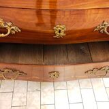 Curved chest of drawers of the eighteenth century