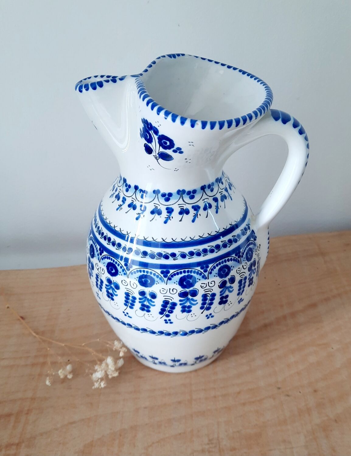 Ceramic pitcher cruz