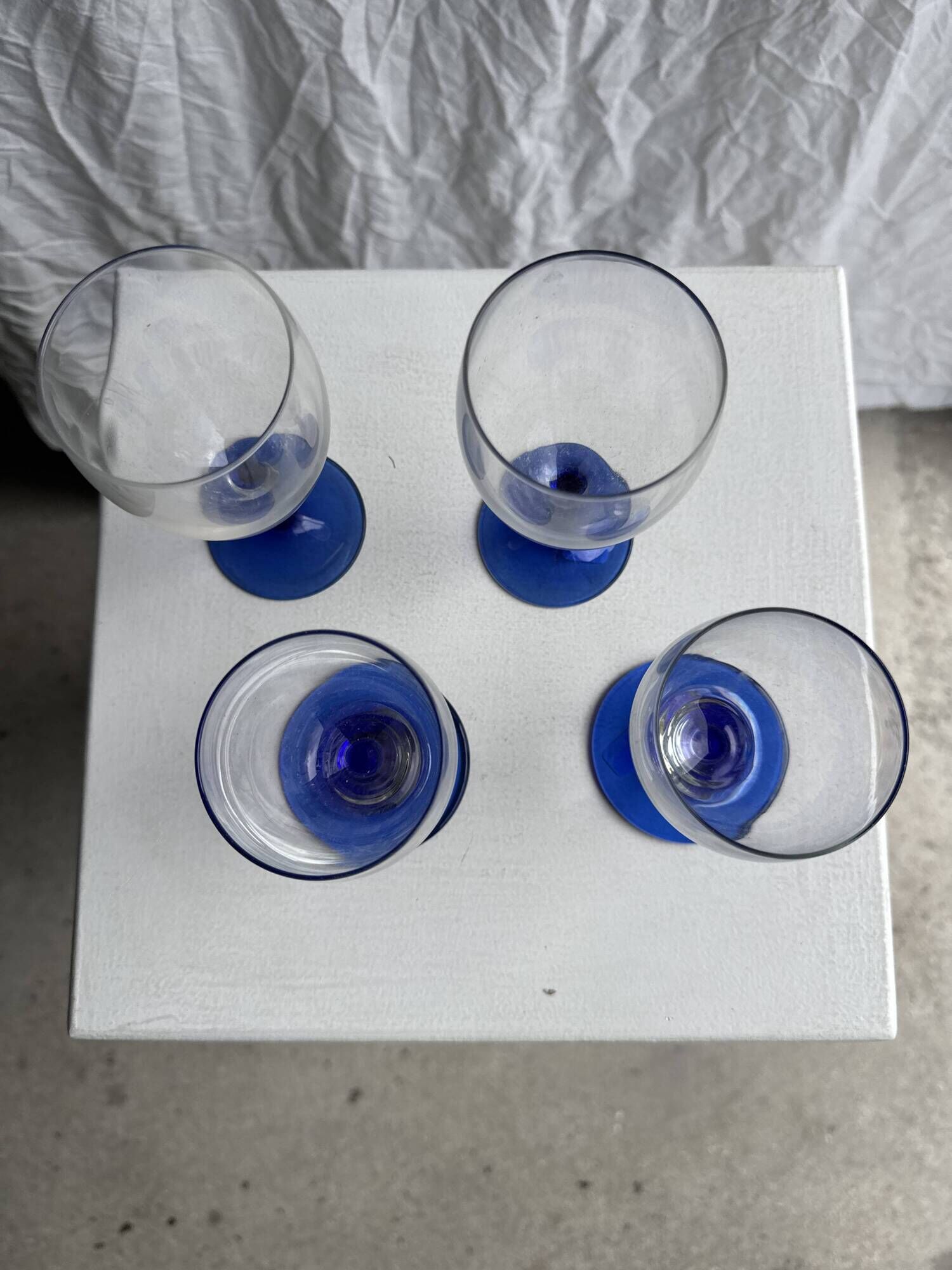 Set of 2 small king-shaped stemmed glasses and 2 small ball-shaped stemmed glasses