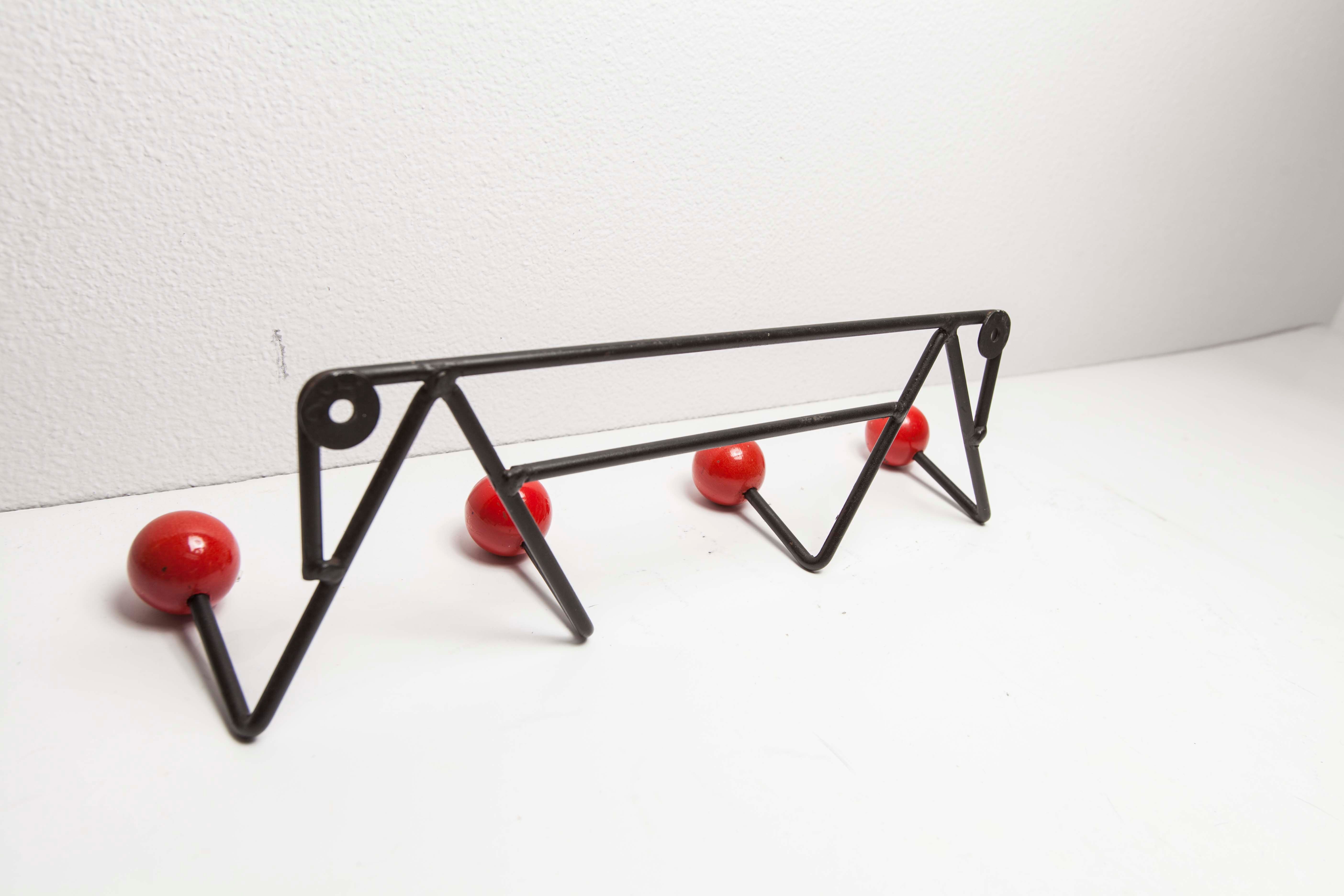 Coatrack 60s black and red 4 balls
