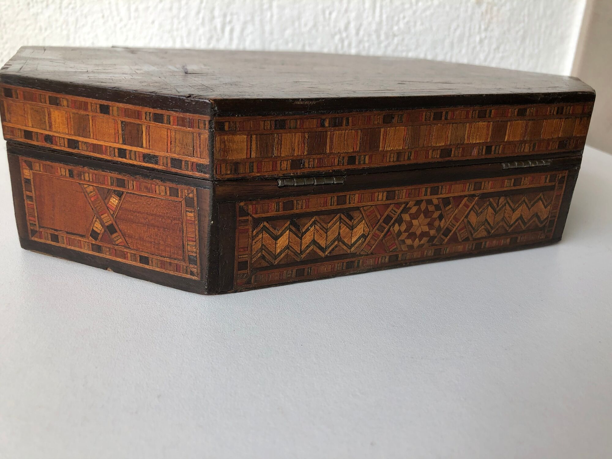 Box or box has jewelry in oriental marquetry. Colonial period around 1950 .