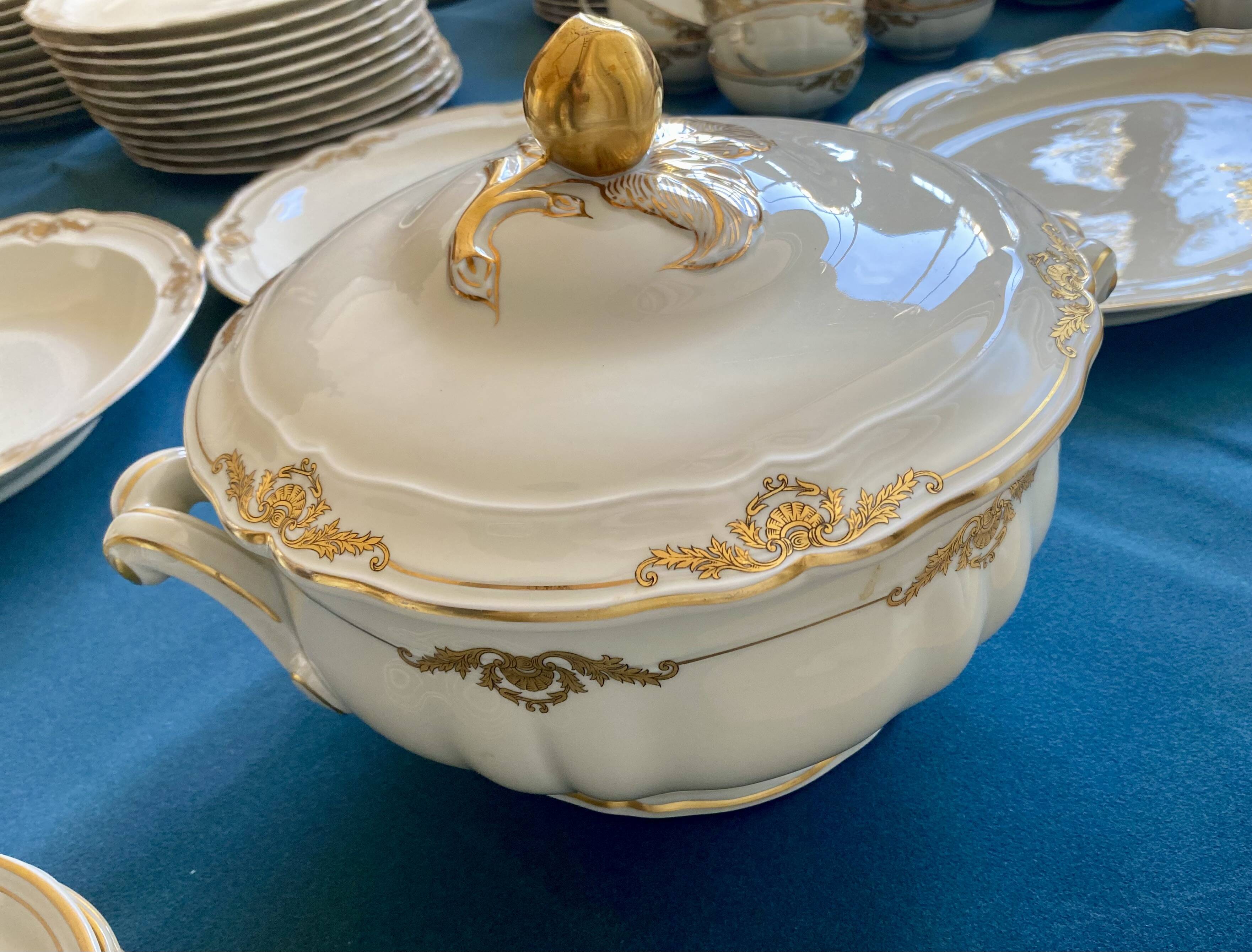 Bernardaud Coquille porcelain service, 96 pieces.