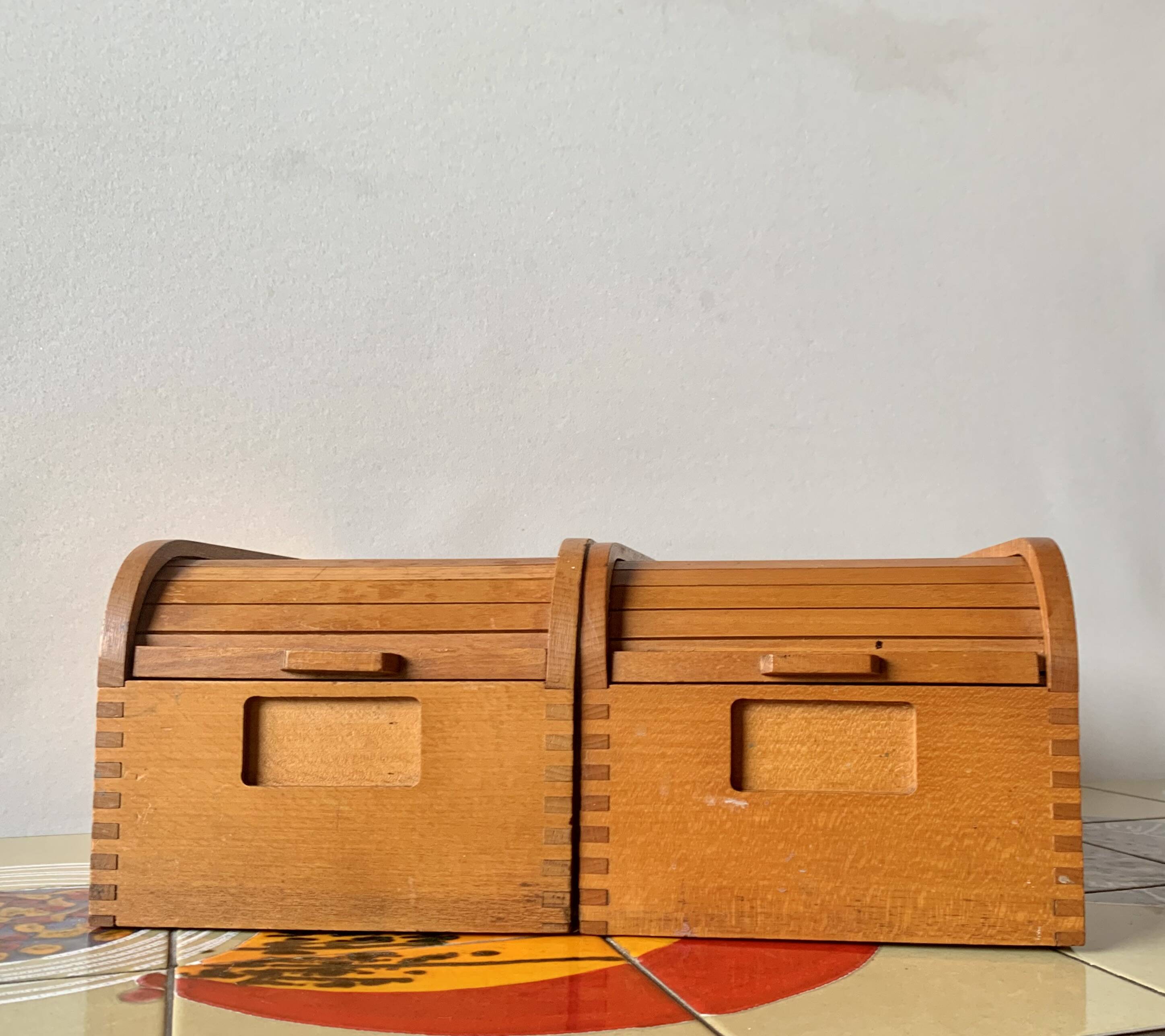 2 anciennes boîtes de classement en bois à volet