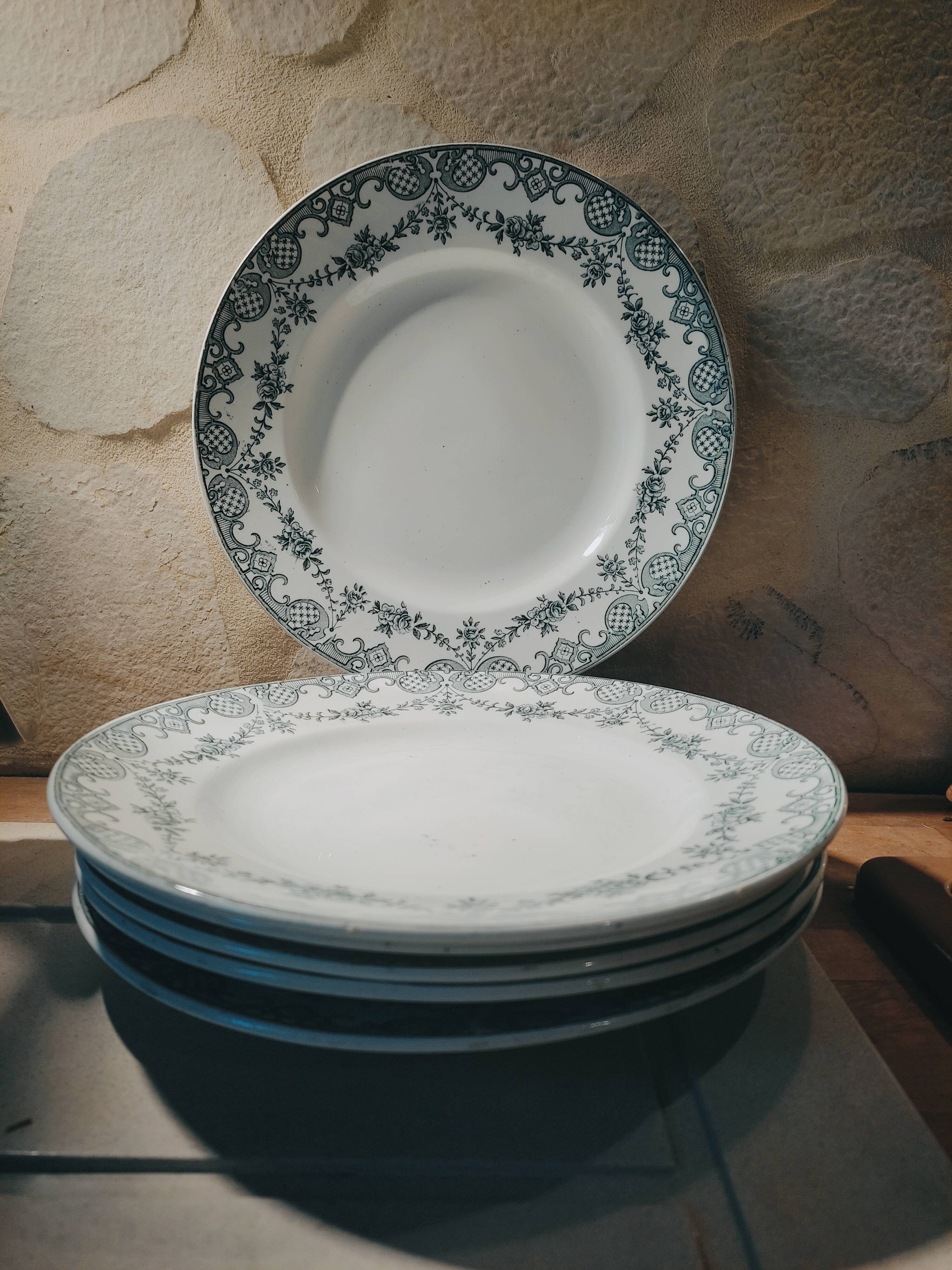 6 old plates in earthenware model Versailles