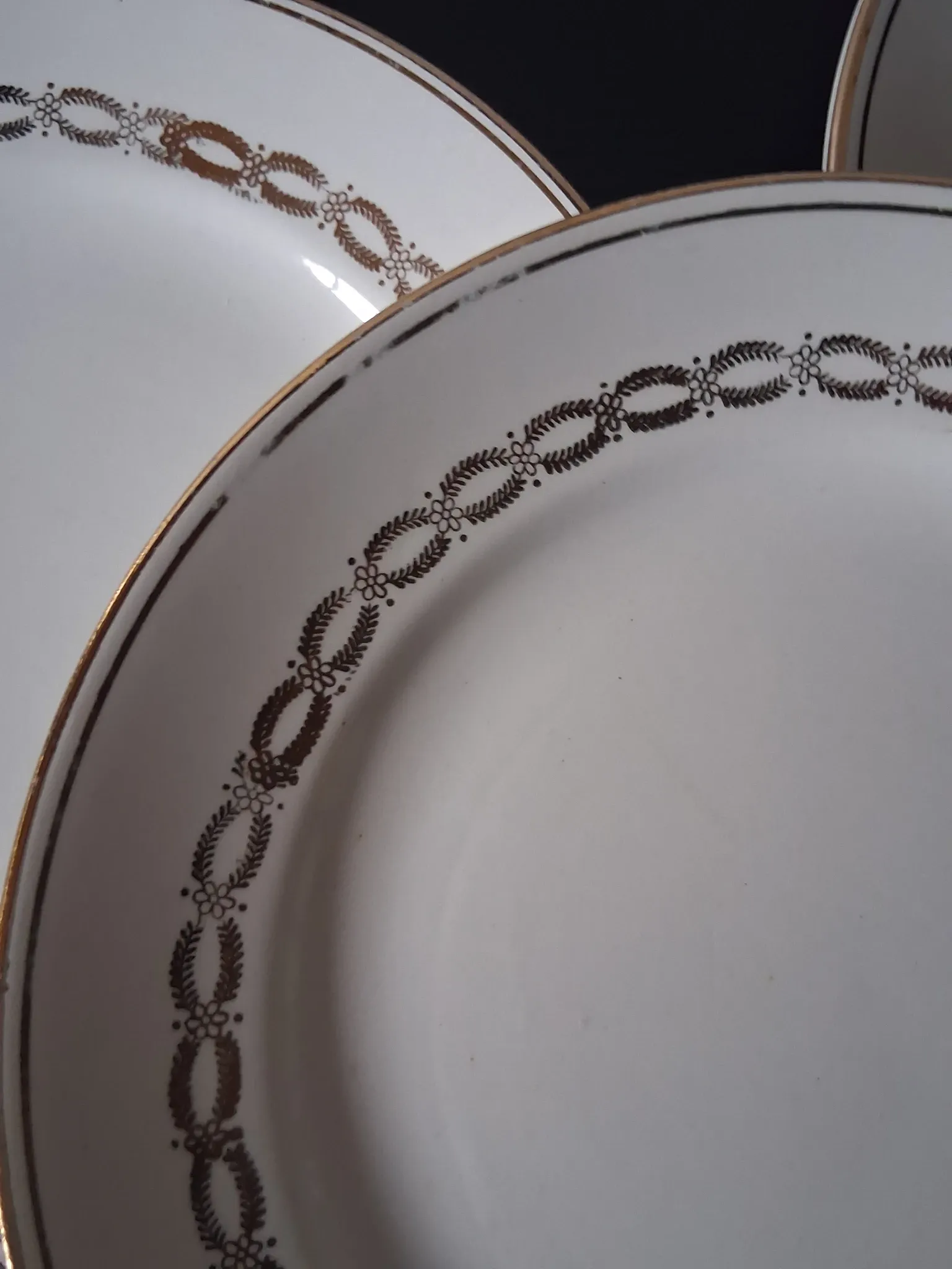 6 dessert plates in opaque porcelain in good condition.