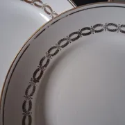 6 dessert plates in opaque porcelain in good condition.