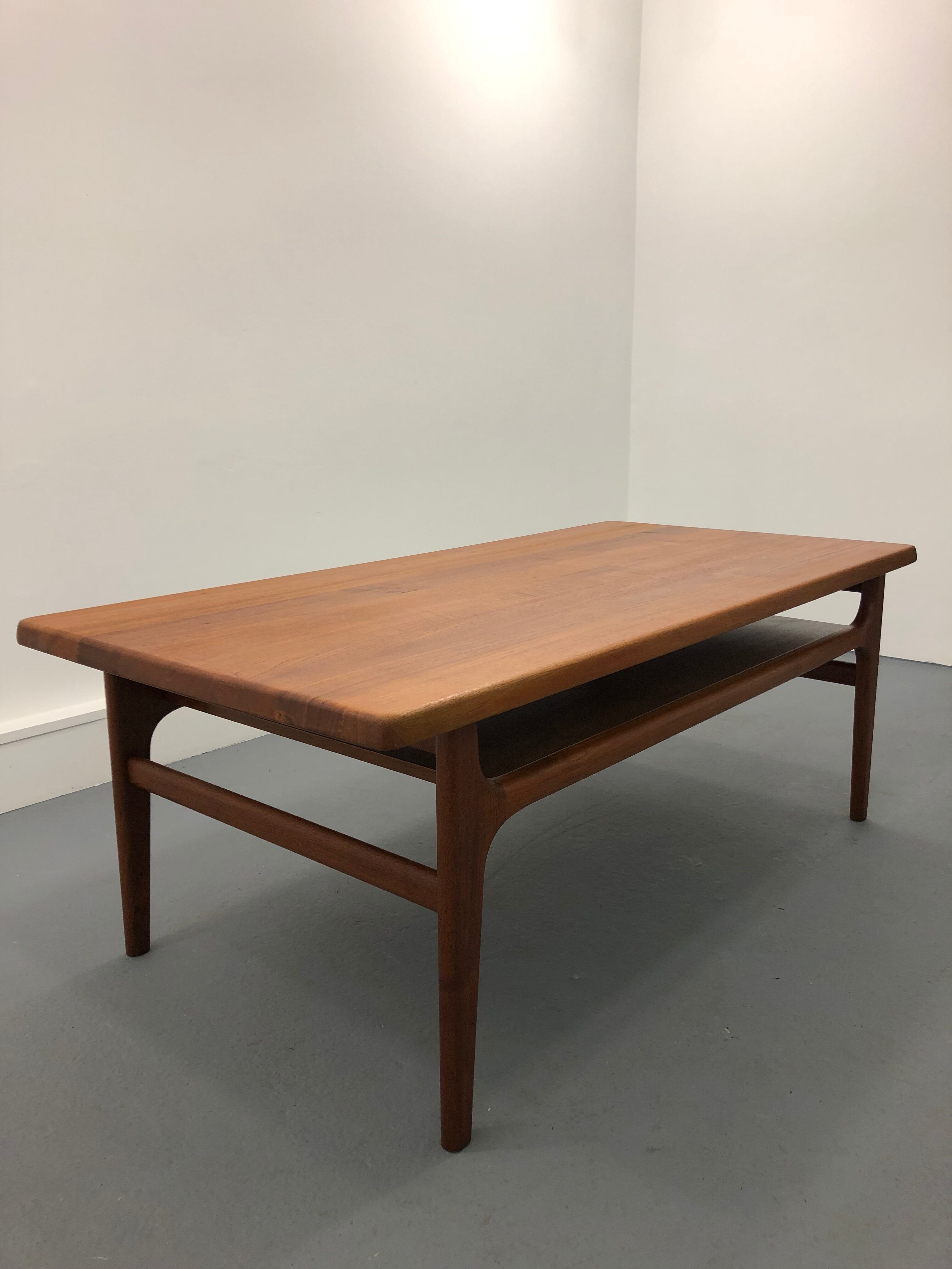 Table basse danoise du milieu du siècle avec rangement de A / S Niels Bach, 1960s