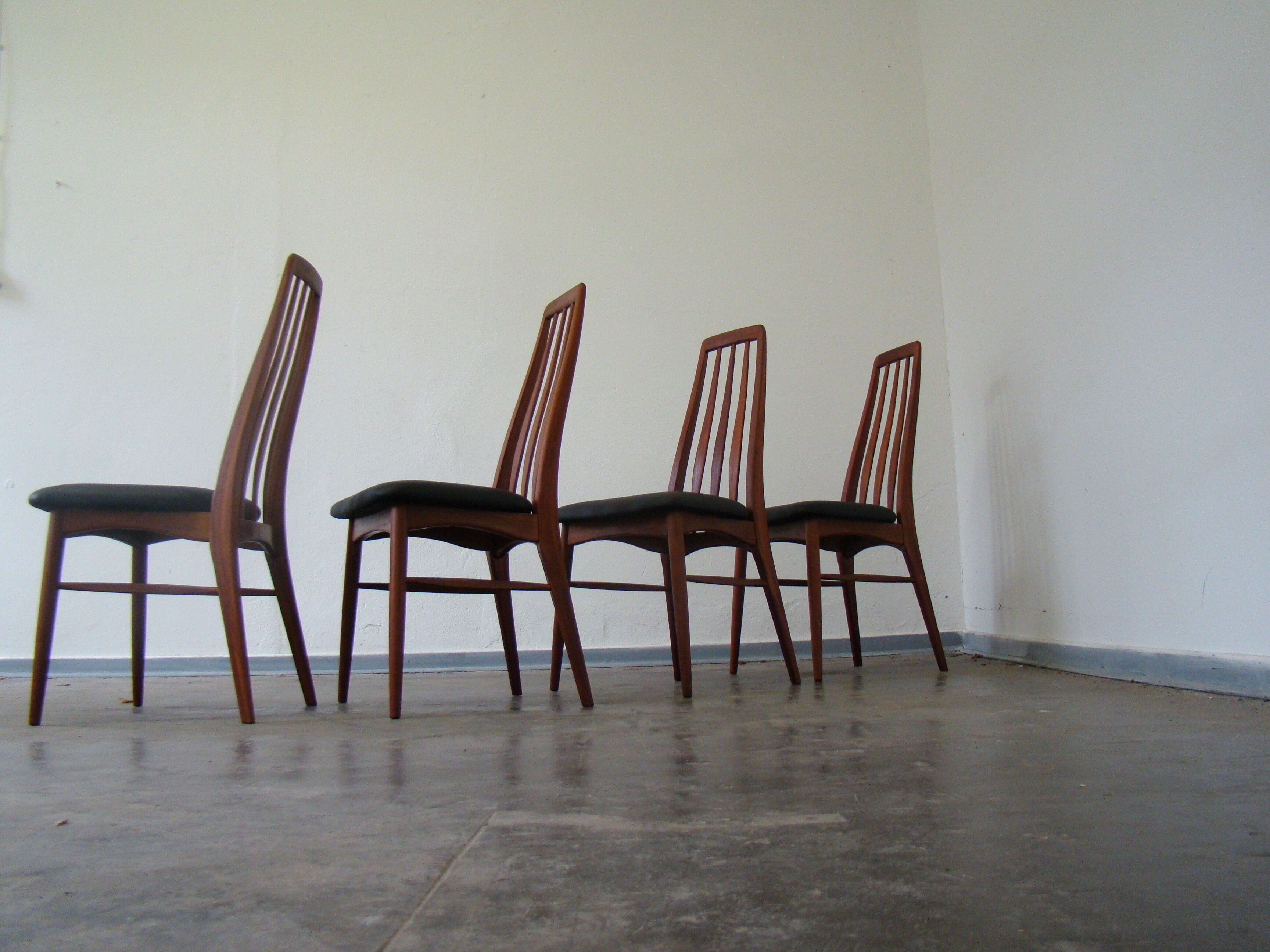 Suite de 4 chaises en teck par Niels Koefoed modèle Eva