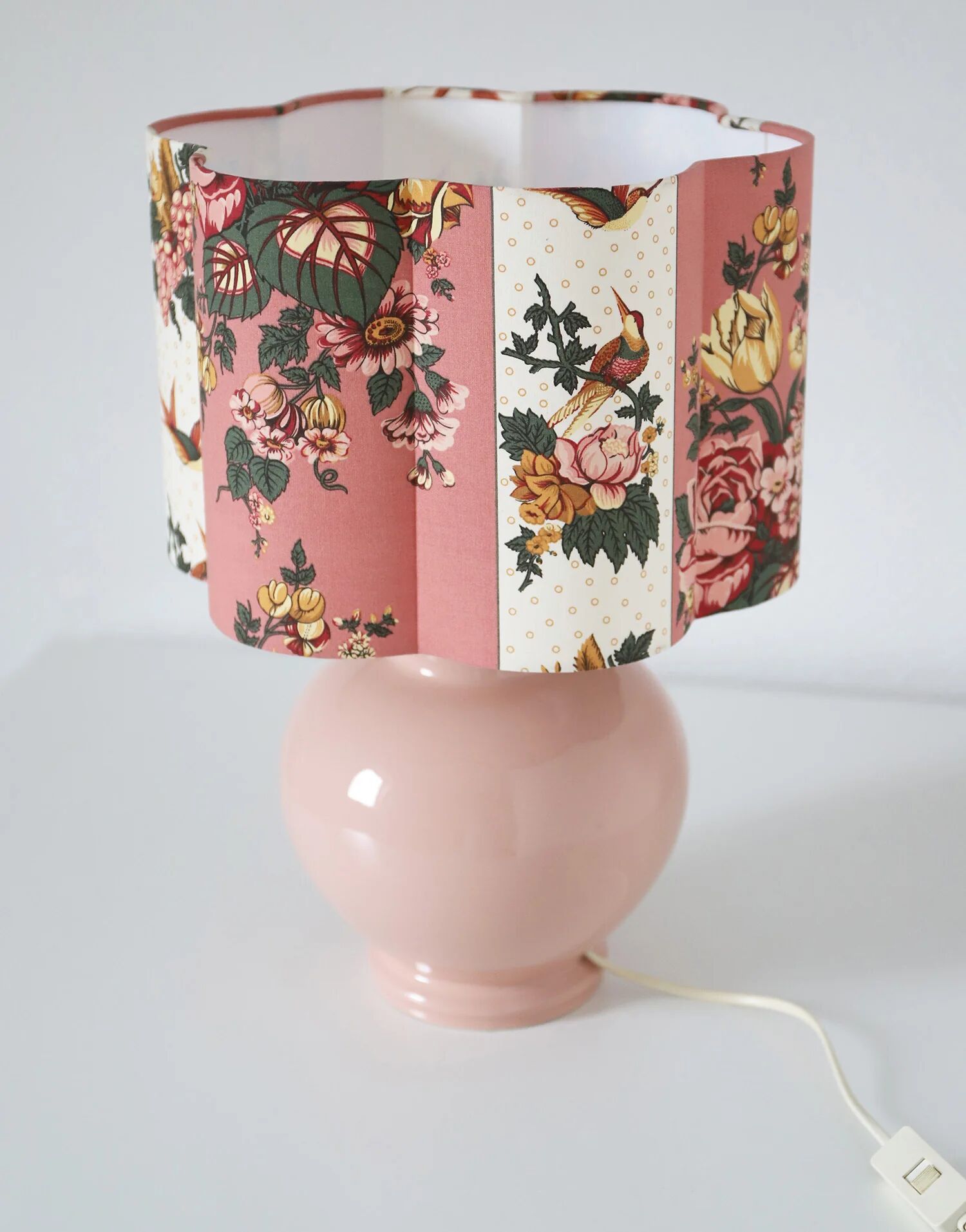 Vintage table lamp in powder pink ceramic – Unique edition