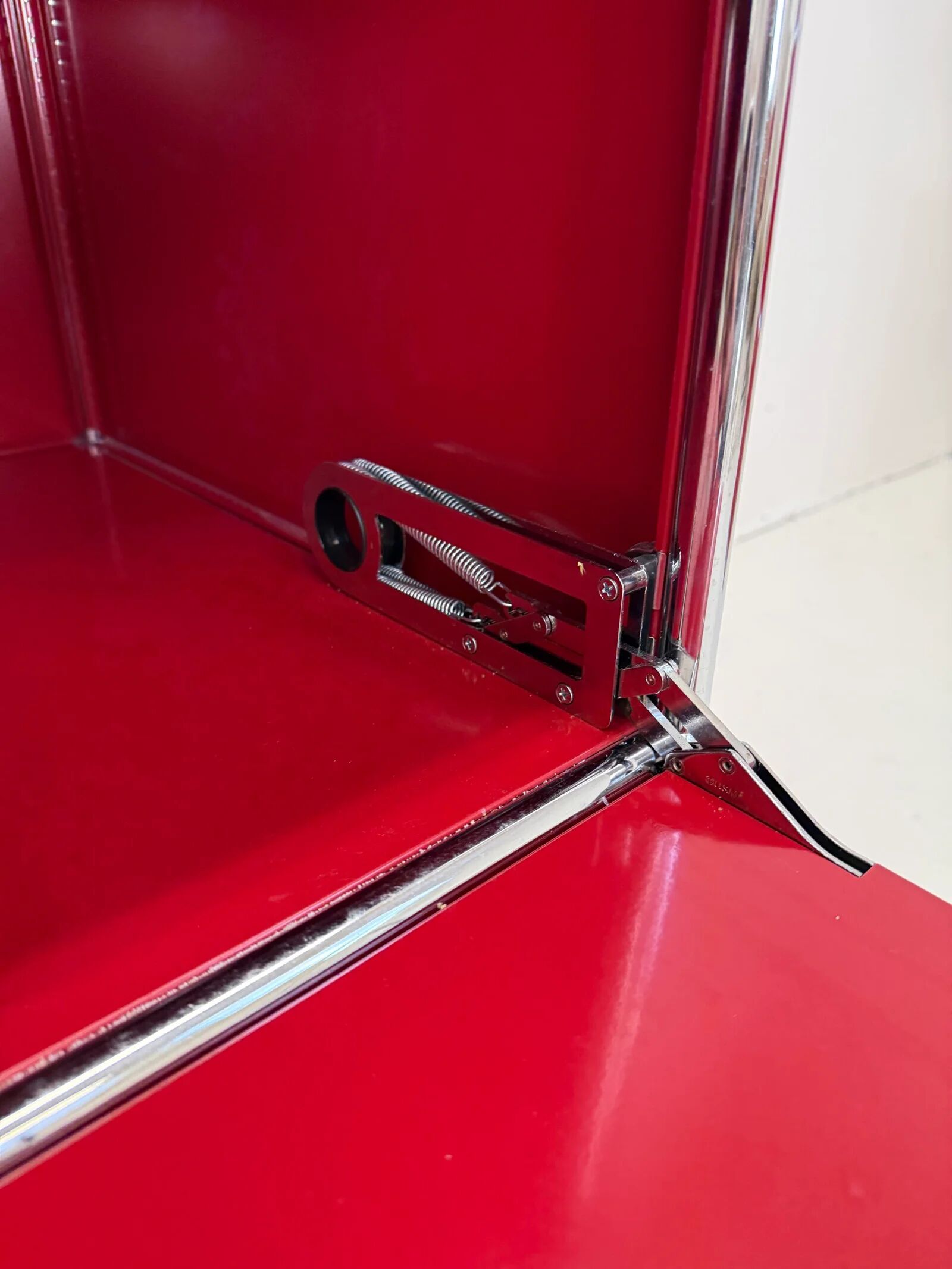 USM Haller "Ruby Red" – storage unit (as new condition)