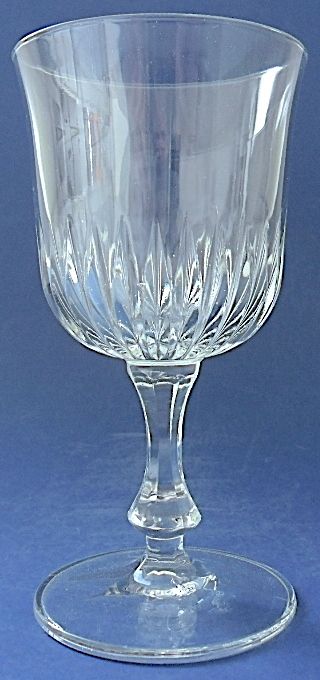 Suite of six glasses of red wine on foot