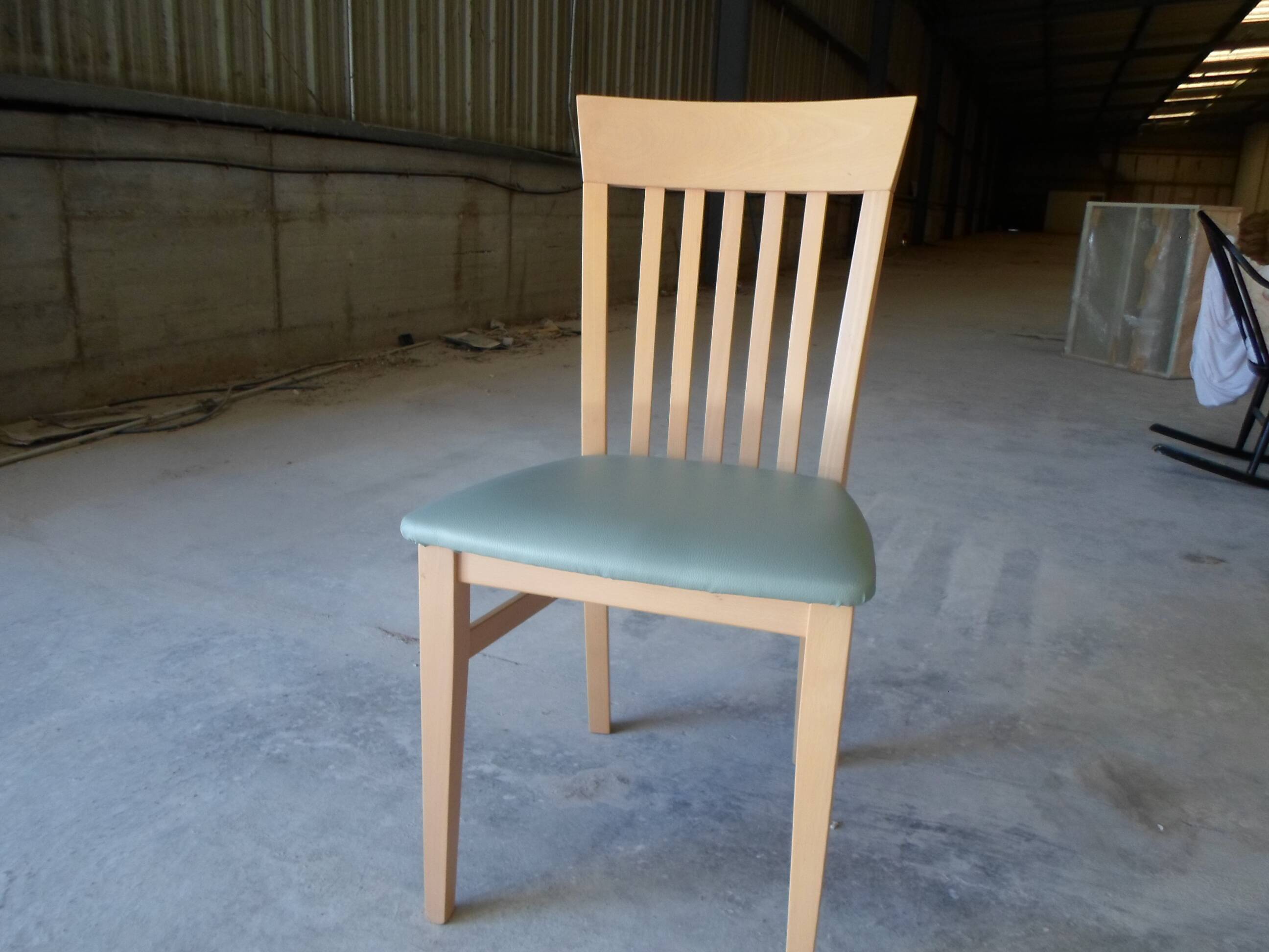 Chaise skai vintage en hêtre siège vert suède