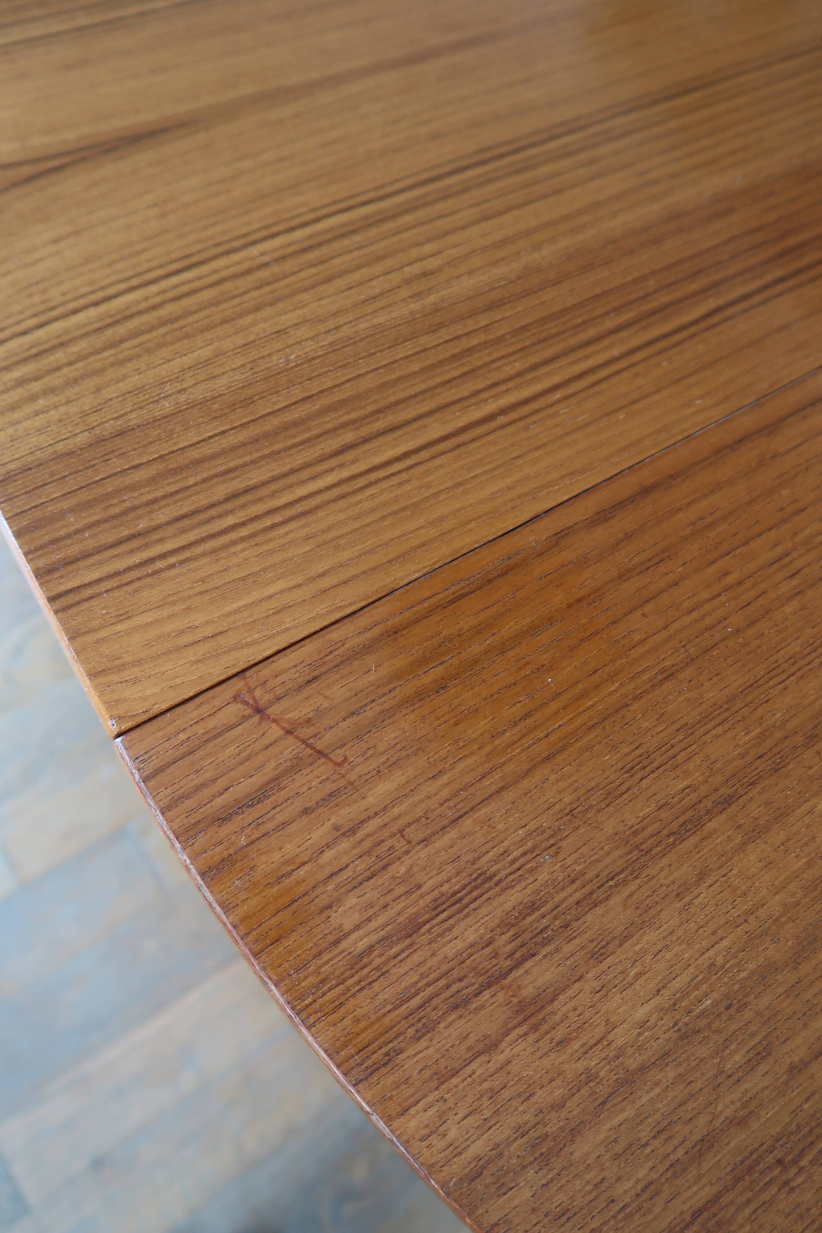 Expandable Scandinavian roundtable