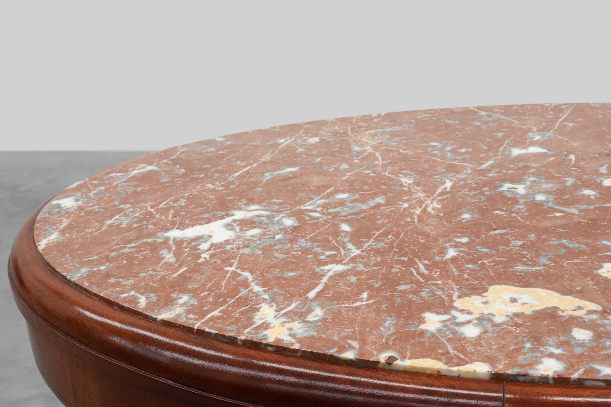Table d'appoint ovale Art Déco en noyer avec plateau en marbre par De Coene, Belgique