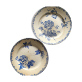 2 assiettes plates dépareillées terre de fer aux motifs fleurs bleues France