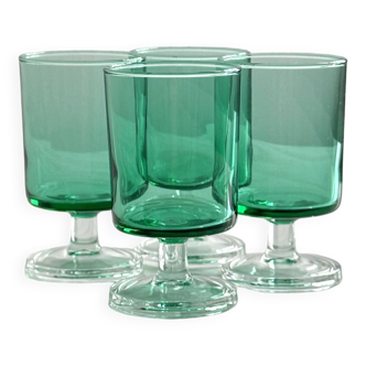 Verres à liqueur translucide vert.