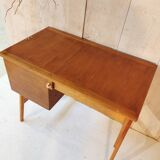 Spindle leg desk