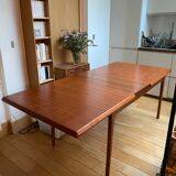 Table scandinave