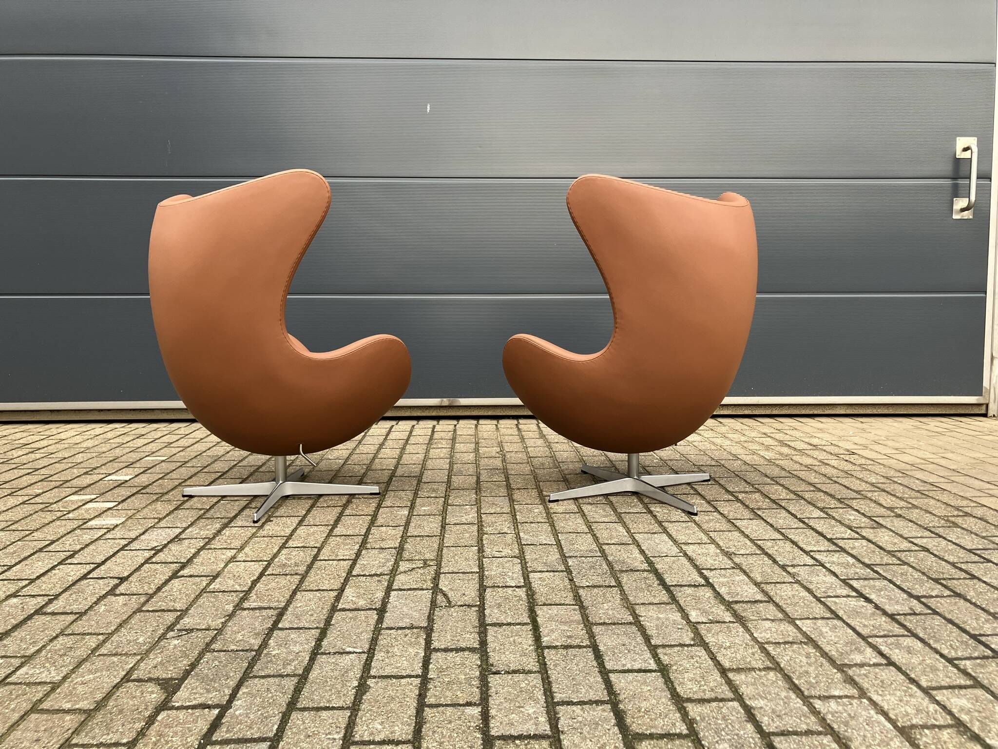 2x Fritz Hansen Egg chair by Arne Jacobsen in Cognac leather, new condition!