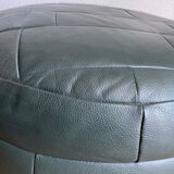 Pouf en cuir patchwork vert de Sède
