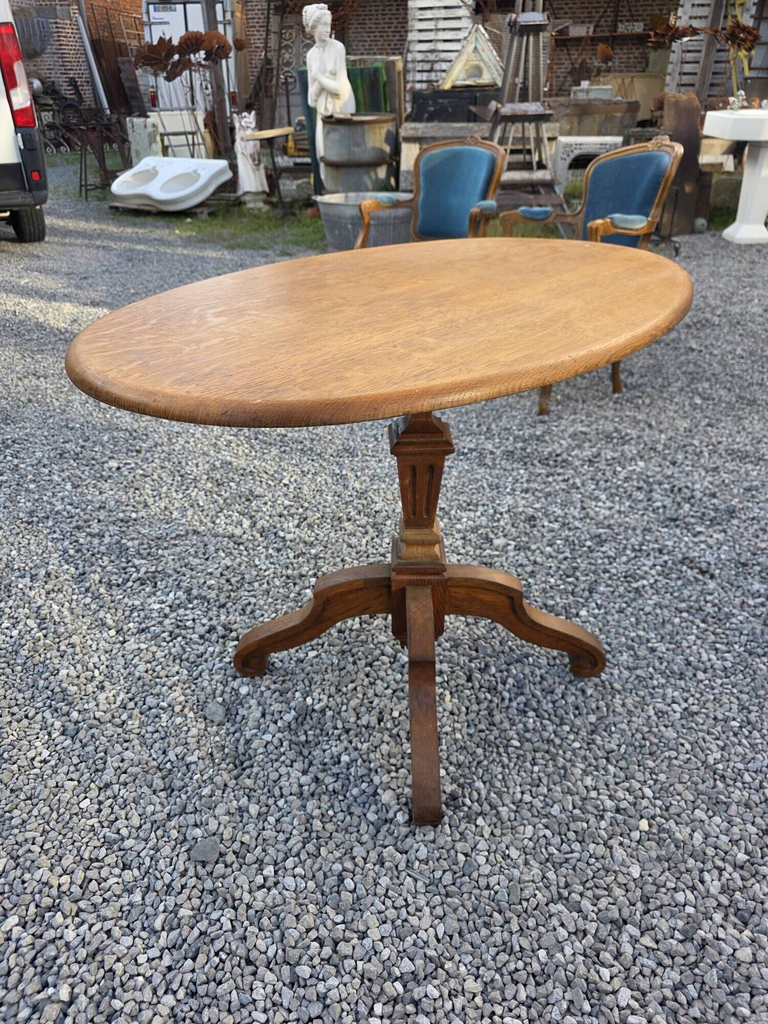 Oak guéridon table from the early 20th century.
