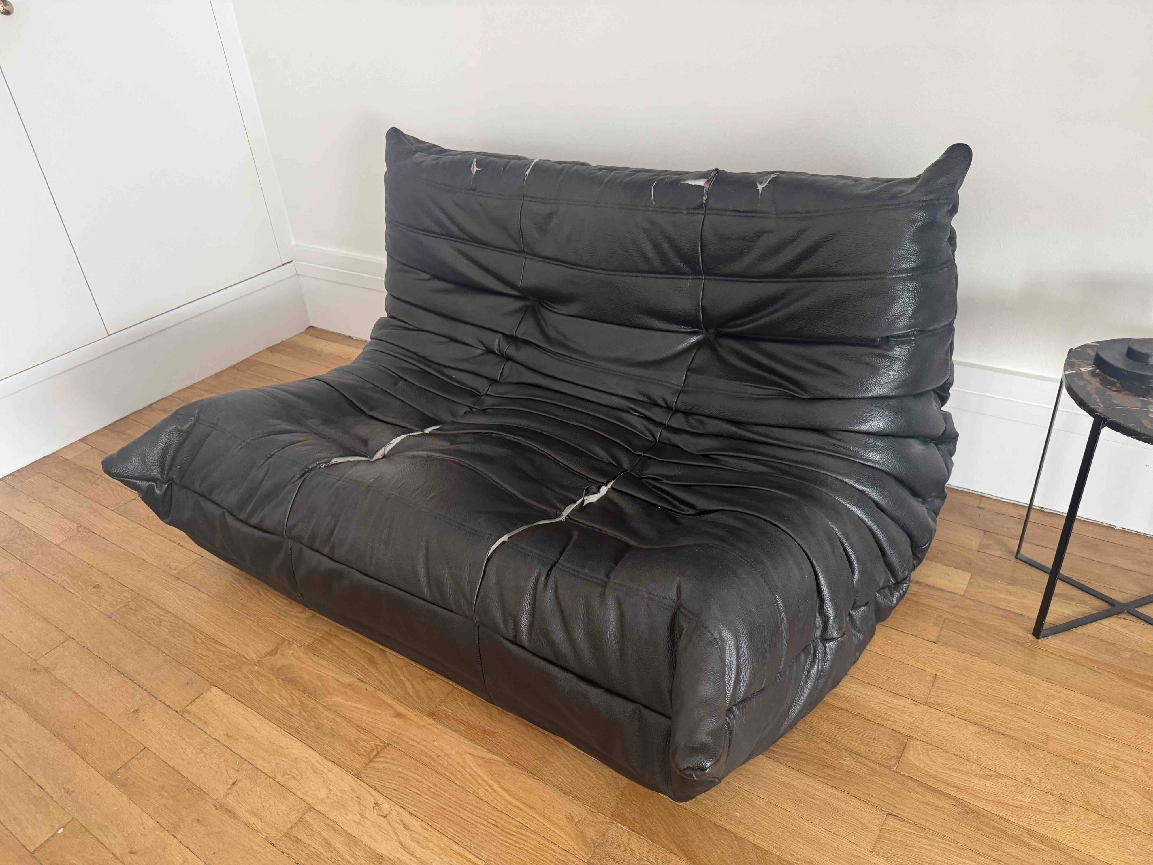 canape togo 2 place en cuir noir a restaurer
