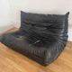 canape togo 2 place en cuir noir a restaurer
