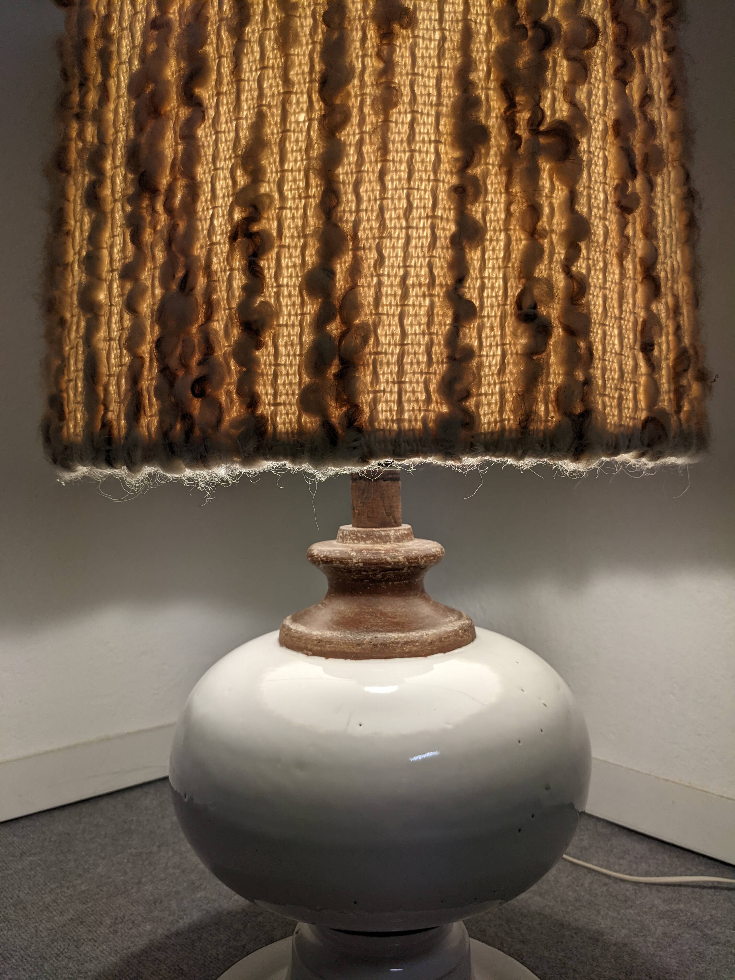 Lampe de sol en grès émaillé blanc et abat-jour en laine, années 60-70