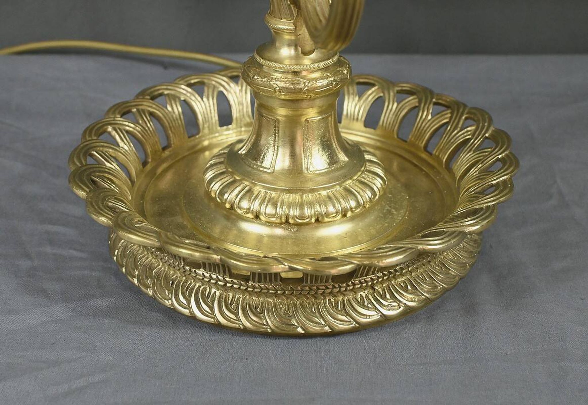 Large Bouillotte Lamp in Gilt Bronze, Louis XVI style – first half of the 20th century