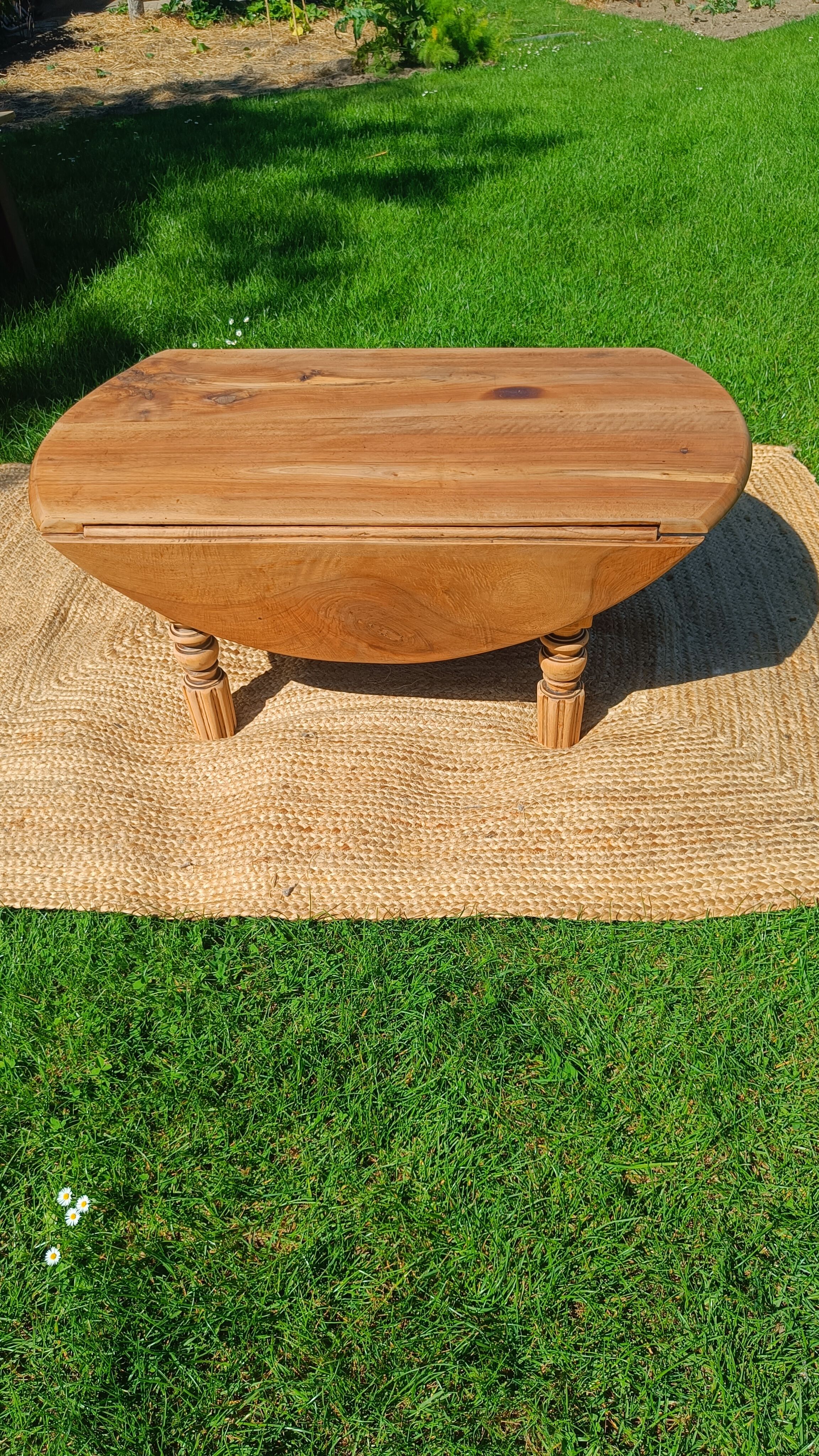 Round coffee table in solid walnut – foldable top