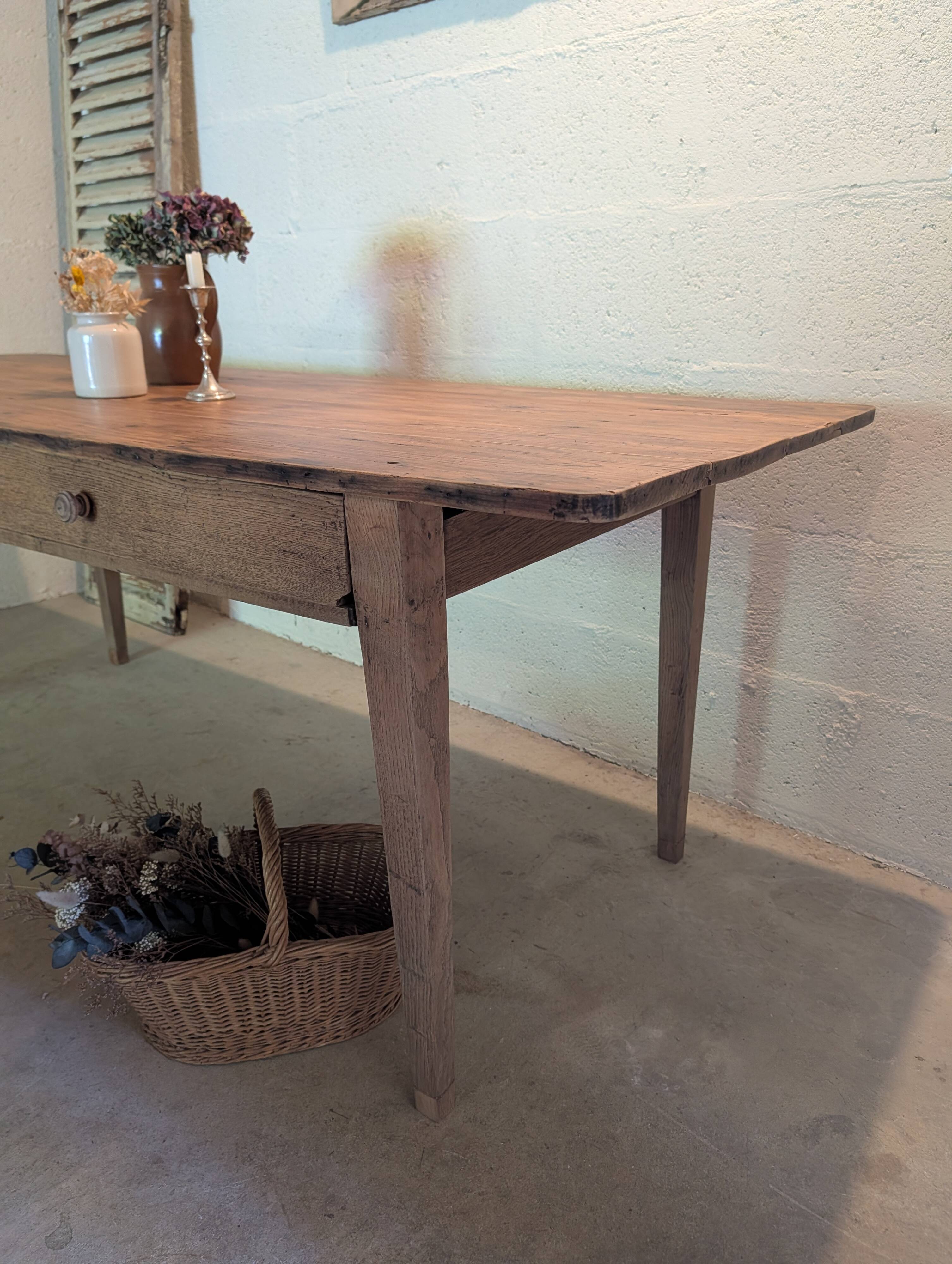 Ancienne table de ferme rénovée