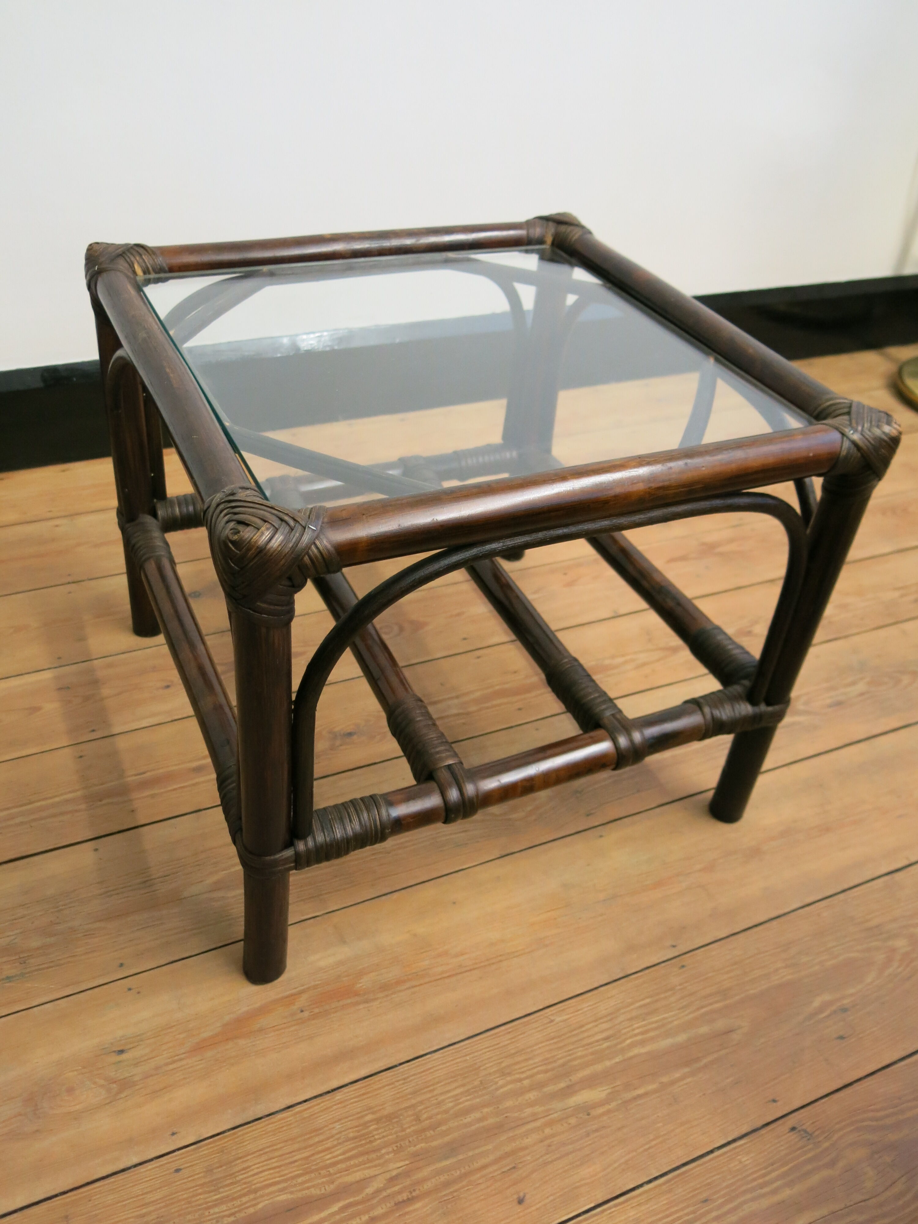 Table d'appoint en rotin avec sa plaque en verre