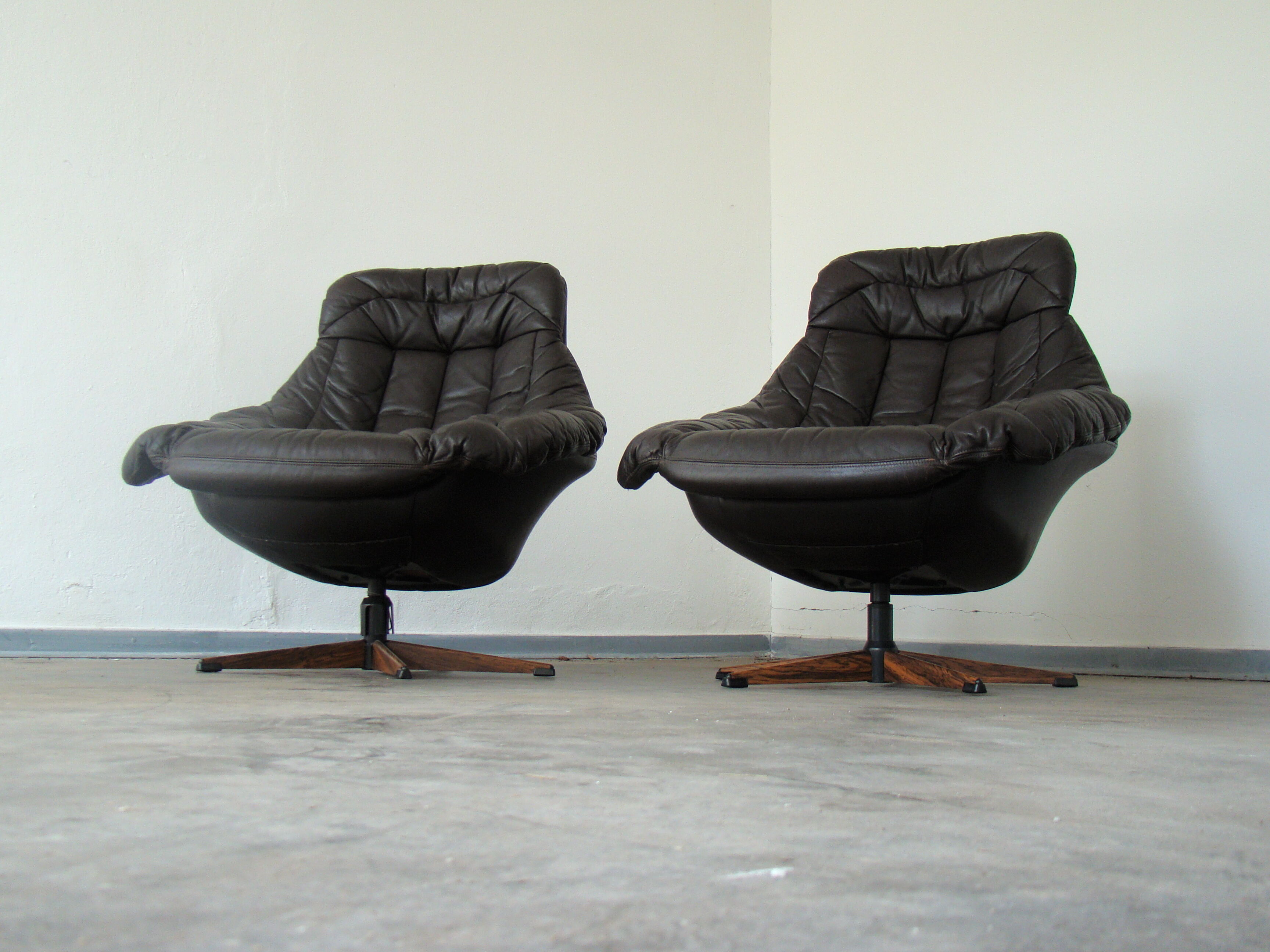 Pair of vintage Danish design brown leather swivel chairs by Bramin