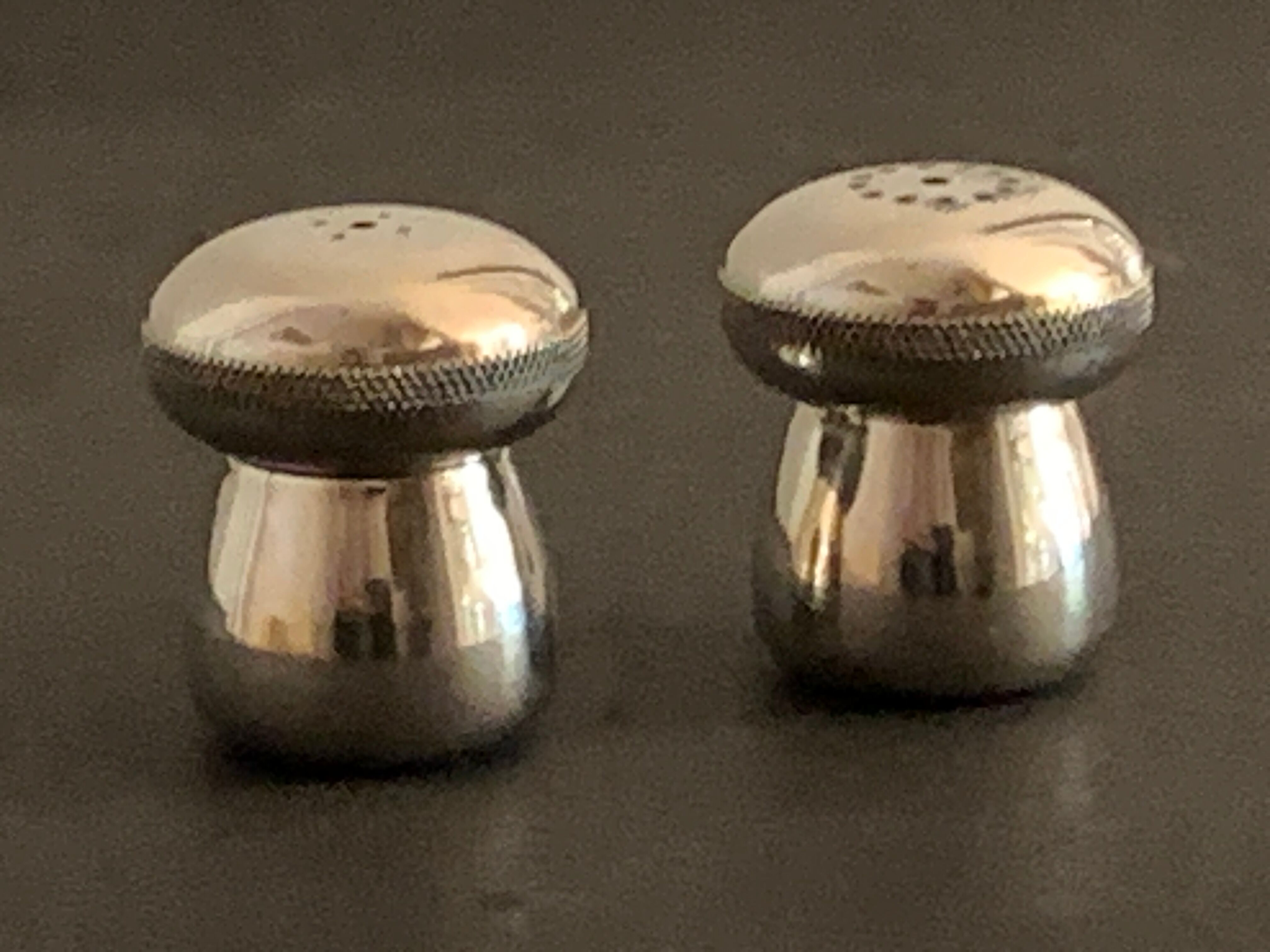 Salt and pepper mushrooms in silver metal Pavilion Christofle