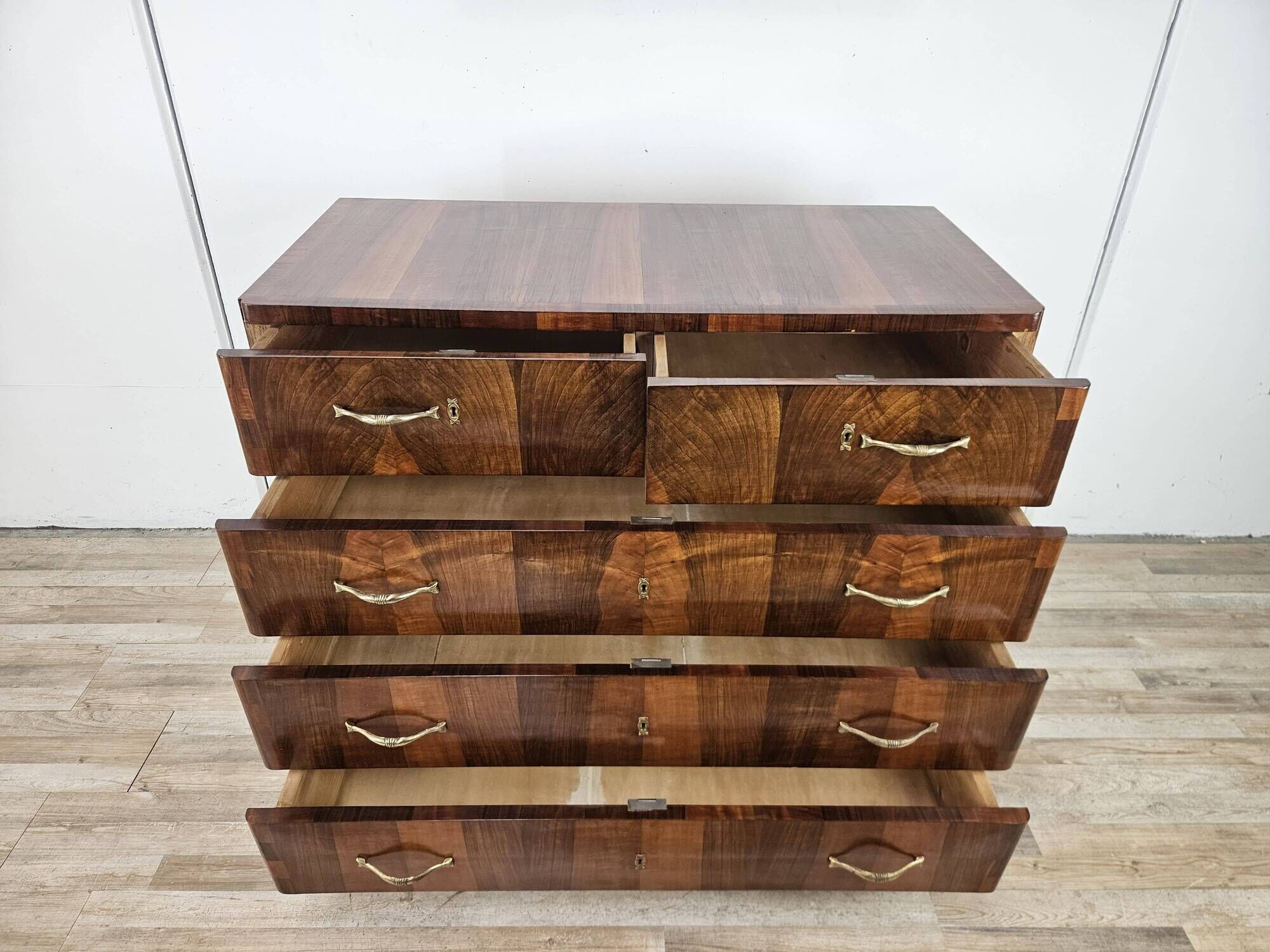 Commode en noyer Art Déco des années 1940 – 5 tiroirs