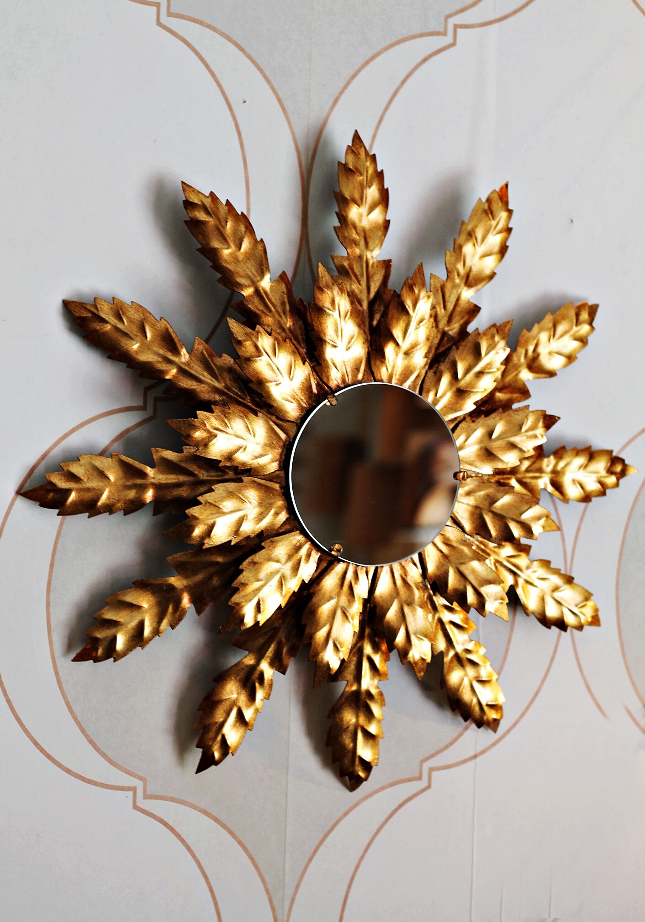 Miroir de forge et feuille d’or