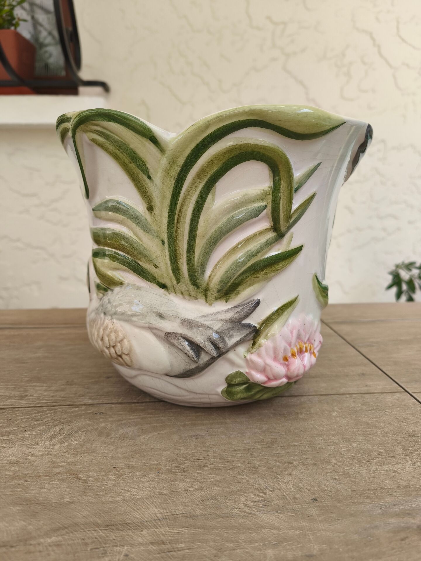 Rare cache-pot in earthenware with slip decoration of ducks.