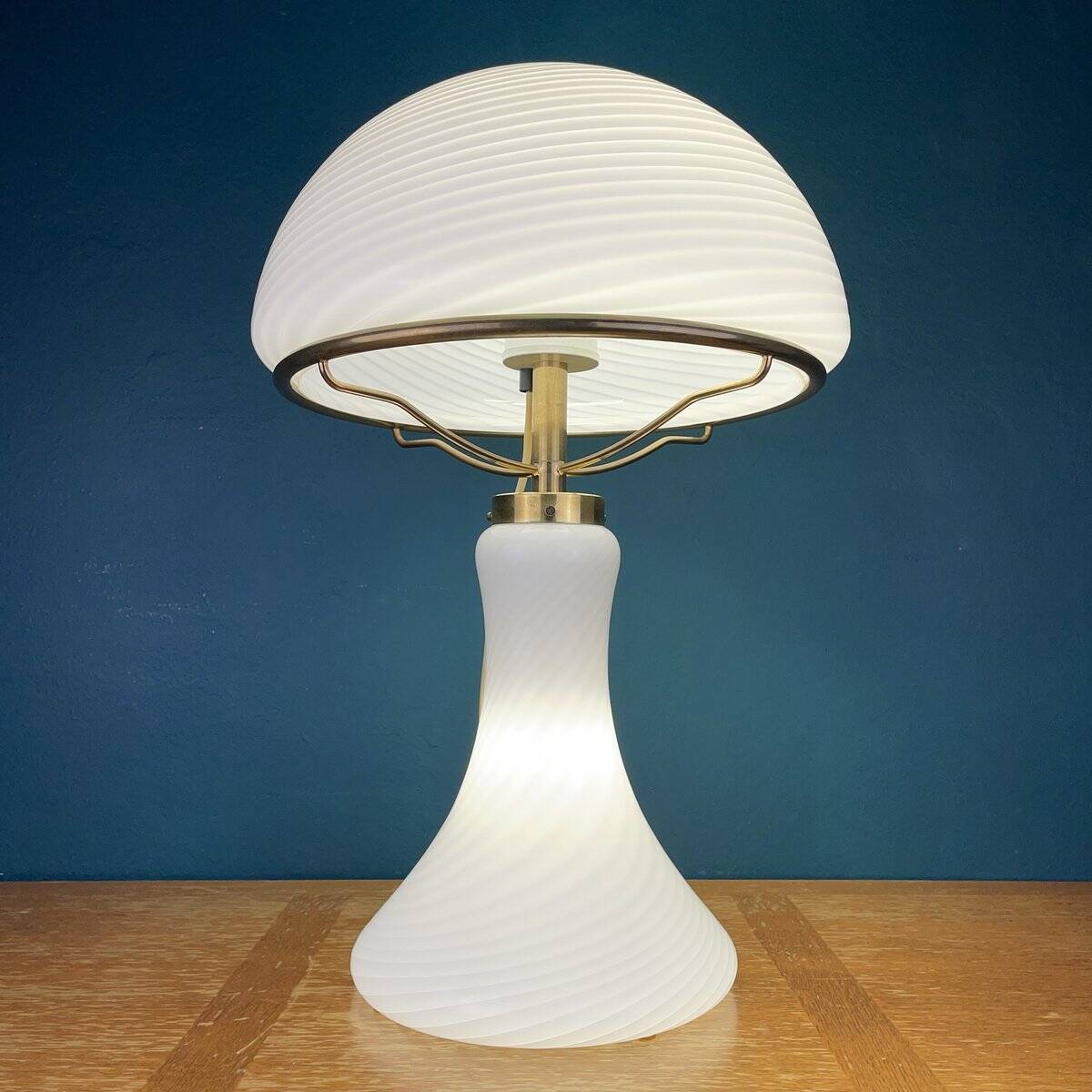 Large classic swirling Murano glass mushroom table lamp, Italy, 1970s