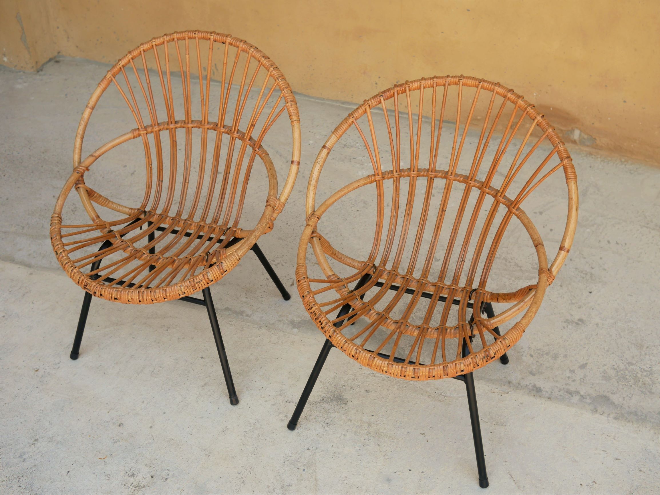 Vintage chair in rattan feet metal