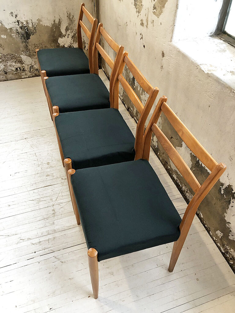 Set 4 green Scandinavian chairs