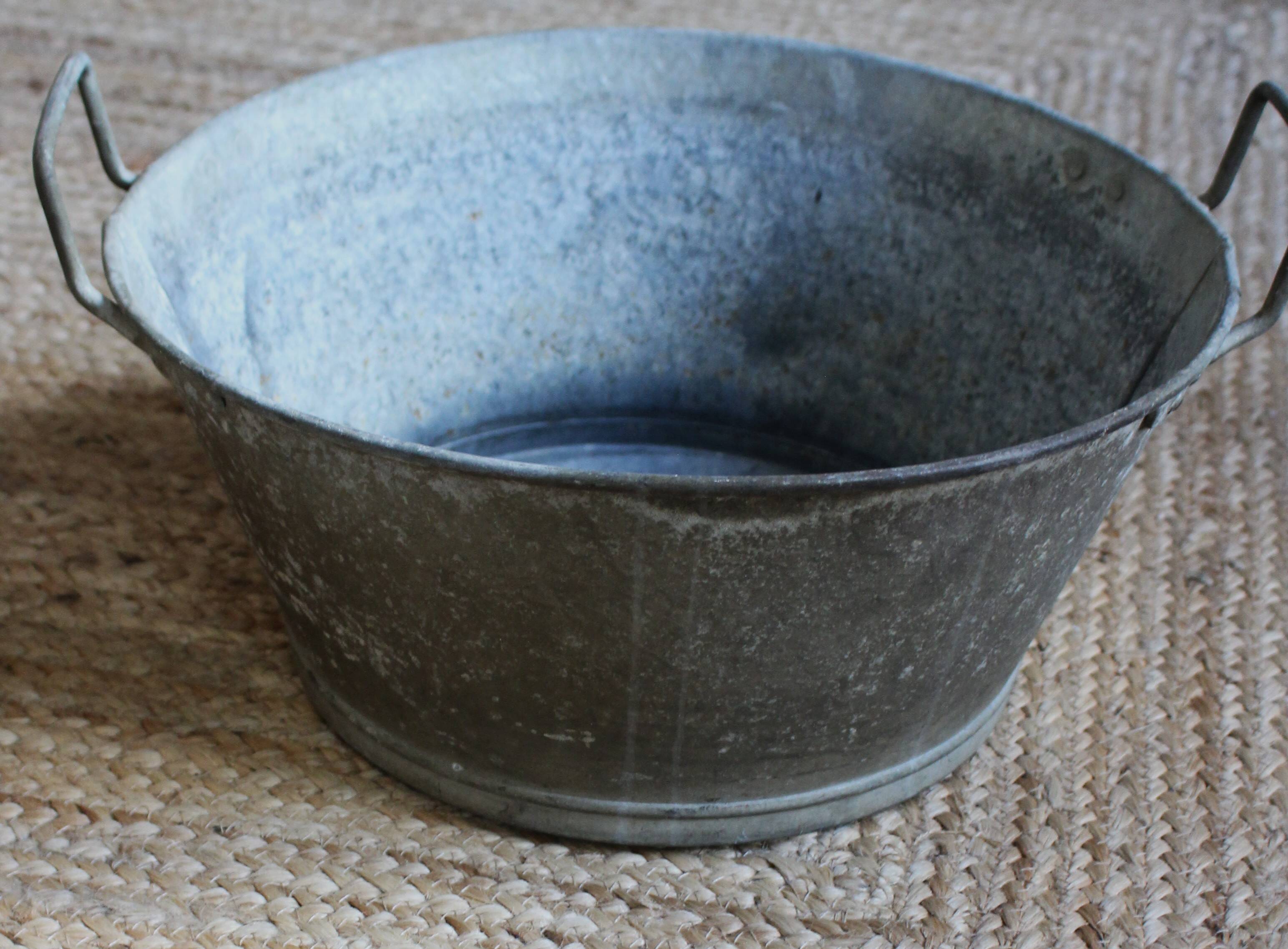 Round zinc basin with two handles vintage garden