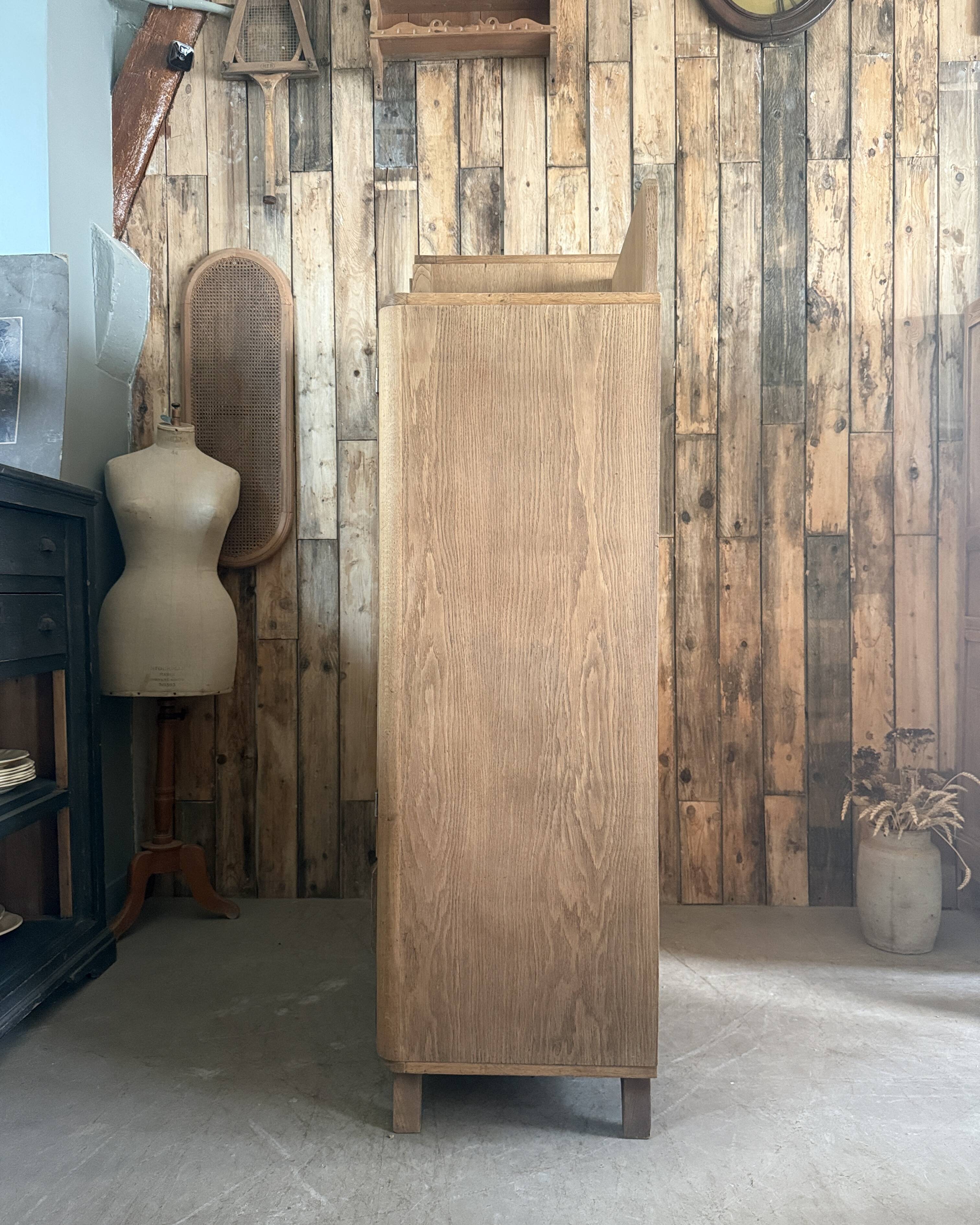 Armoire asymétrique art déco en chêne (restaurée)