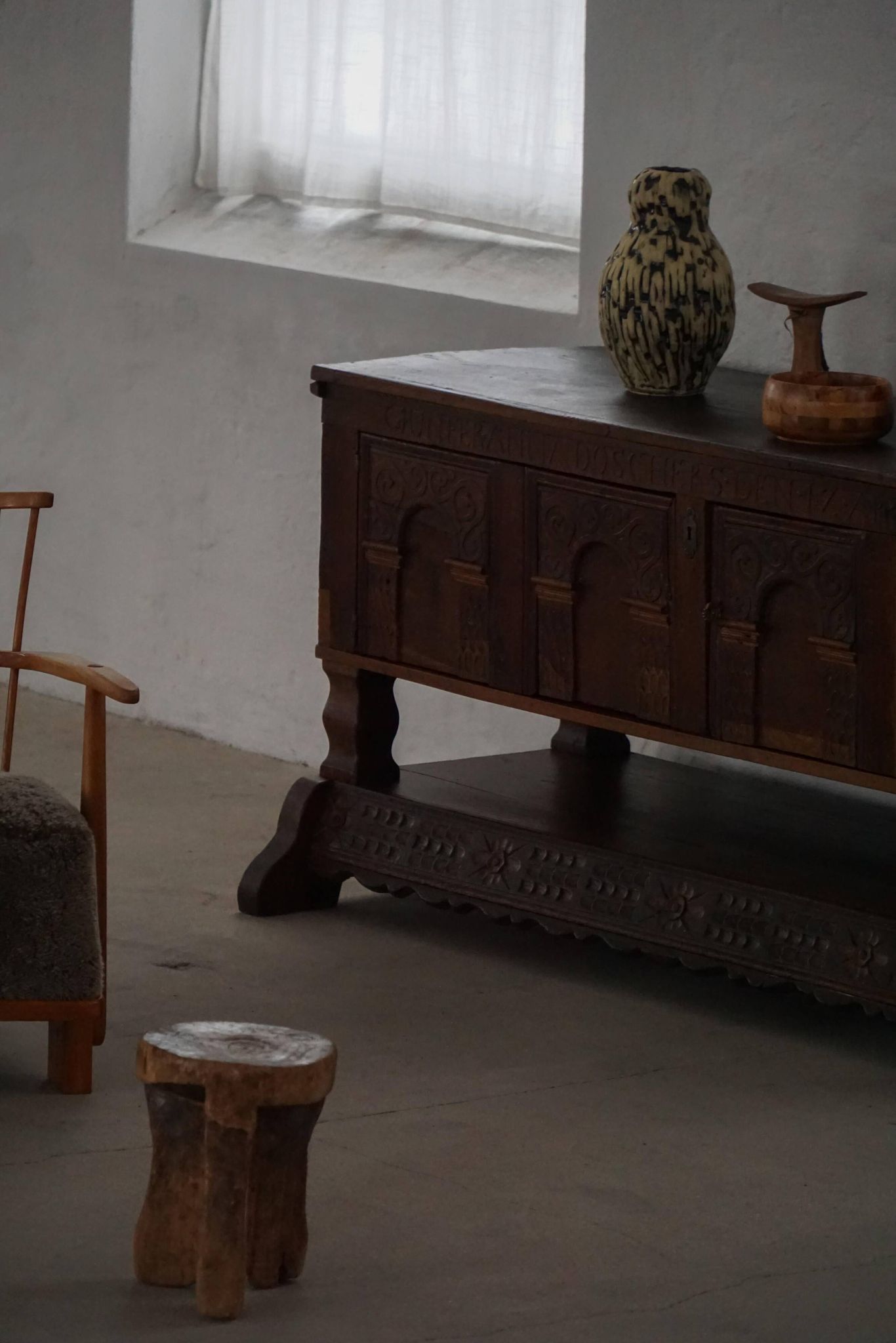 Danish baroque oak buffet from the early 18th century, carved details, 1700-1750.