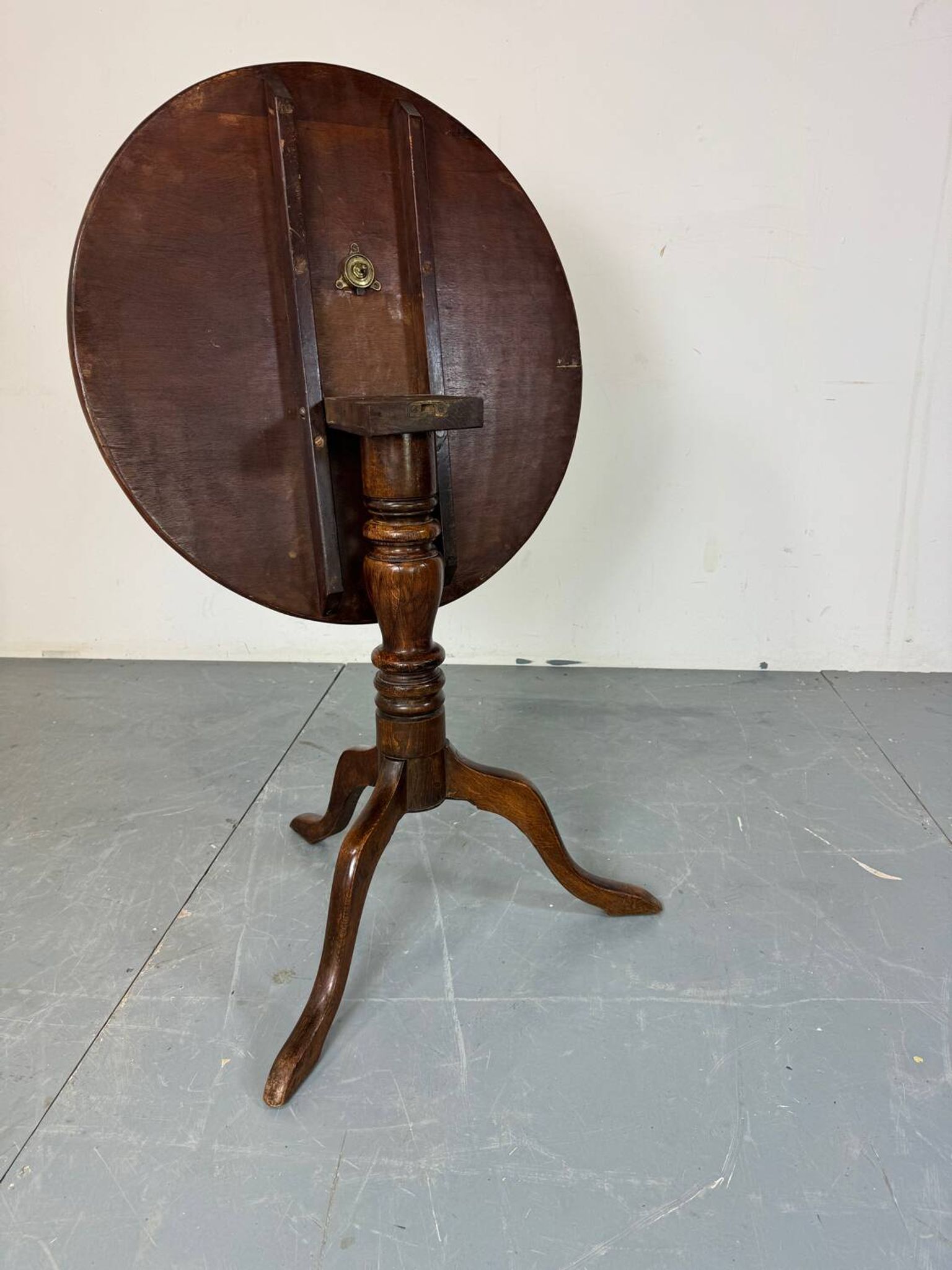 Round coffee table with an adjustable top in antique mahogany.