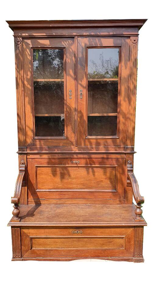 Vitrine avec banquette de salle d'attente de médecin XIXème siècle période