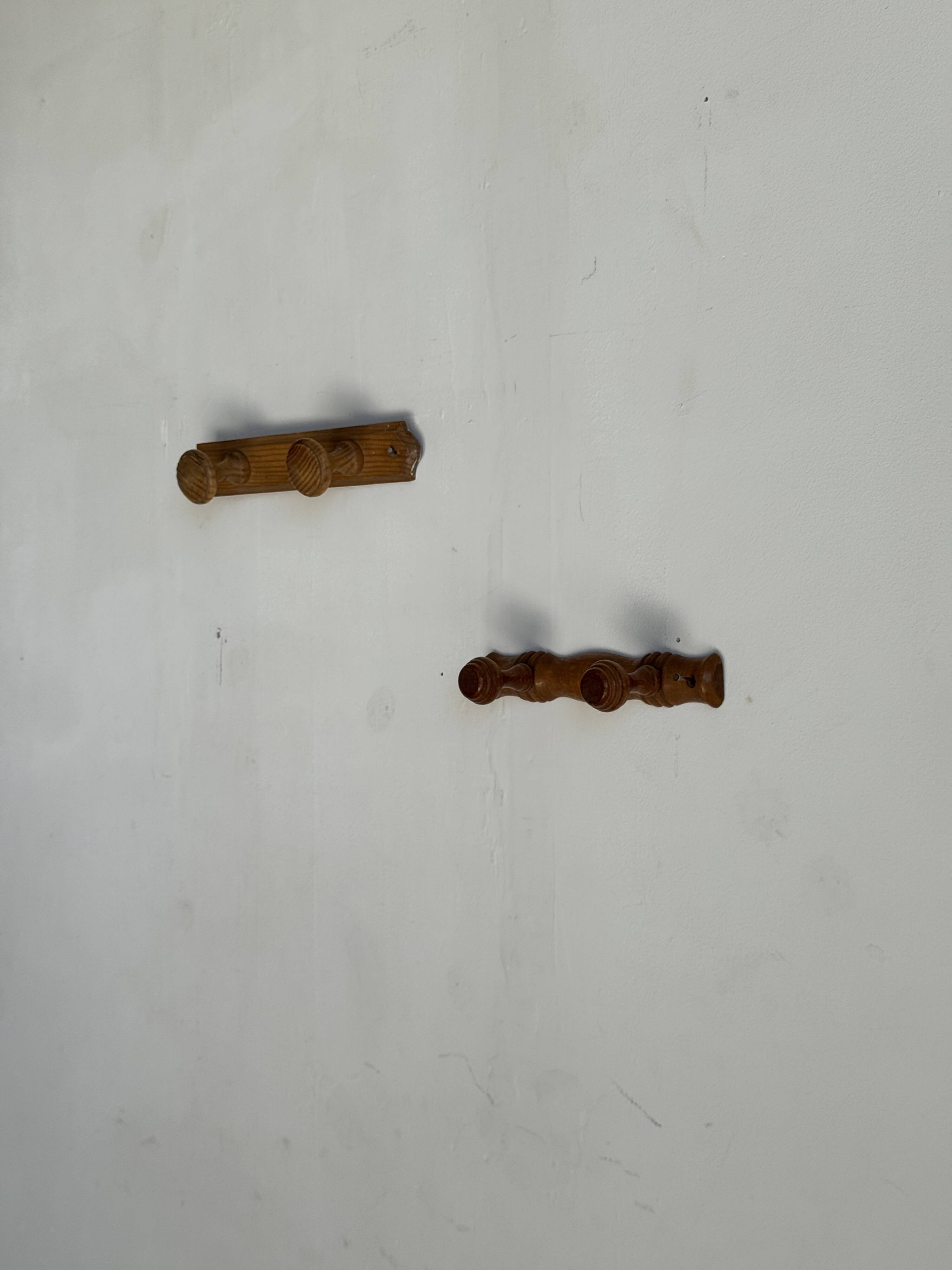Small coat hook with two round flat button pegs in pine H8.