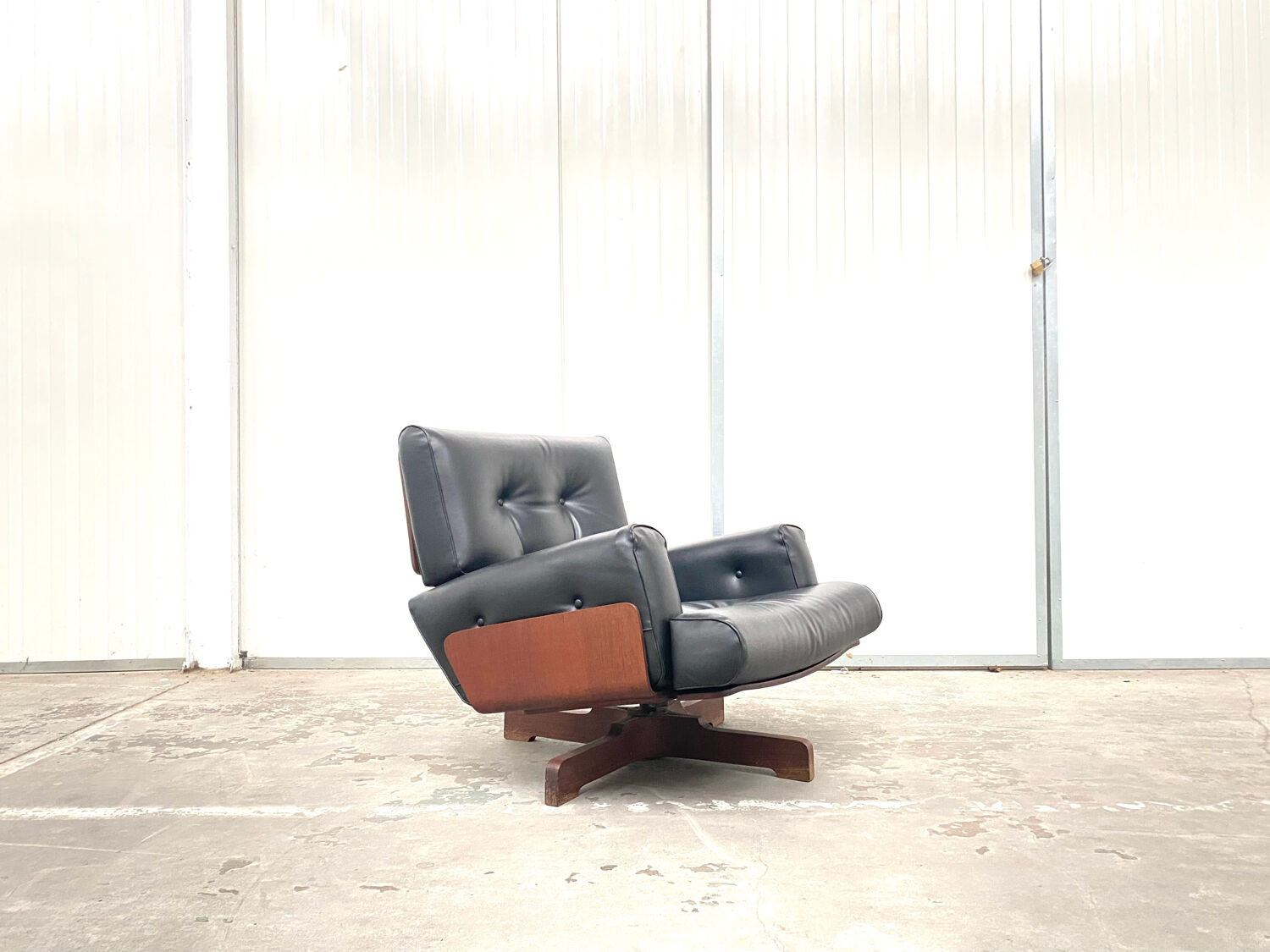 Lounge chair model 401 by Menilio Taro for Cinova | Selency