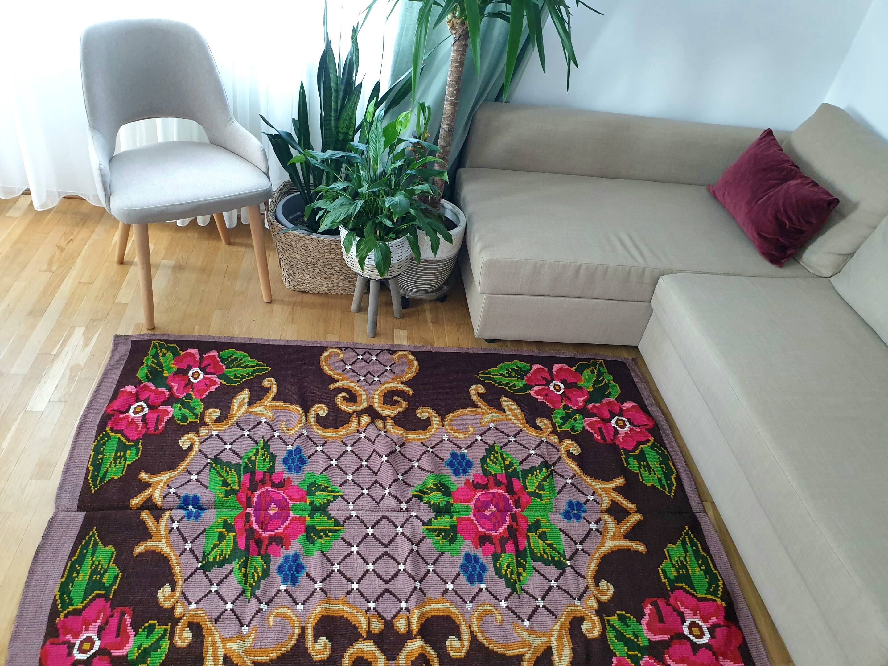 Boho chic Romanian carpet made by hand in wool, floral boho, lavender background with pink flowers 146x186cm