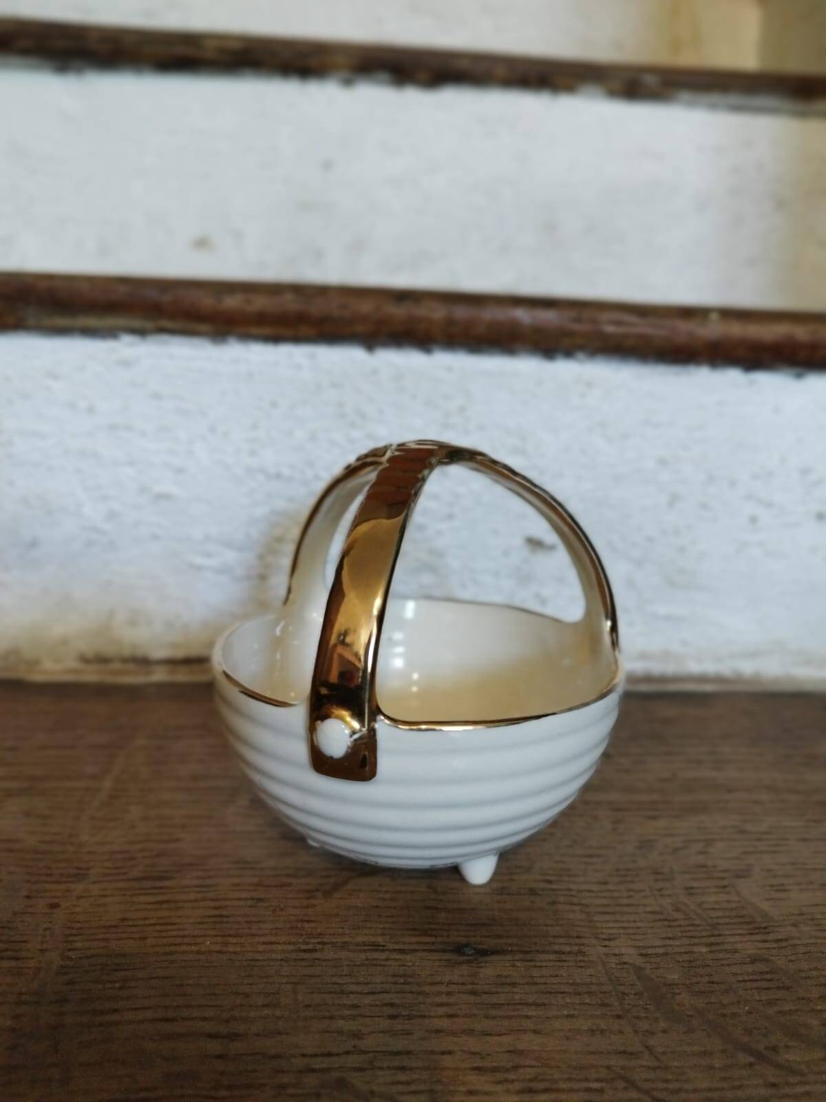 Petit panier en céramique avec dorure estampillé "Faience Tchéchoslovaquie"