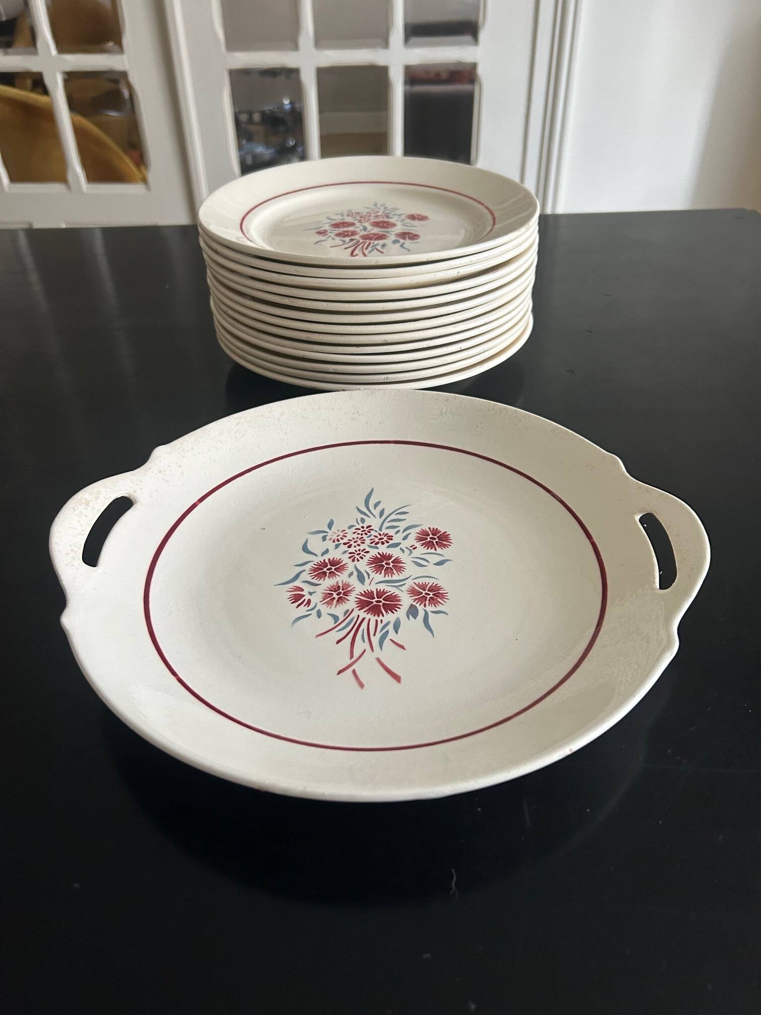 Service of 13 plates and a Badonviller dish